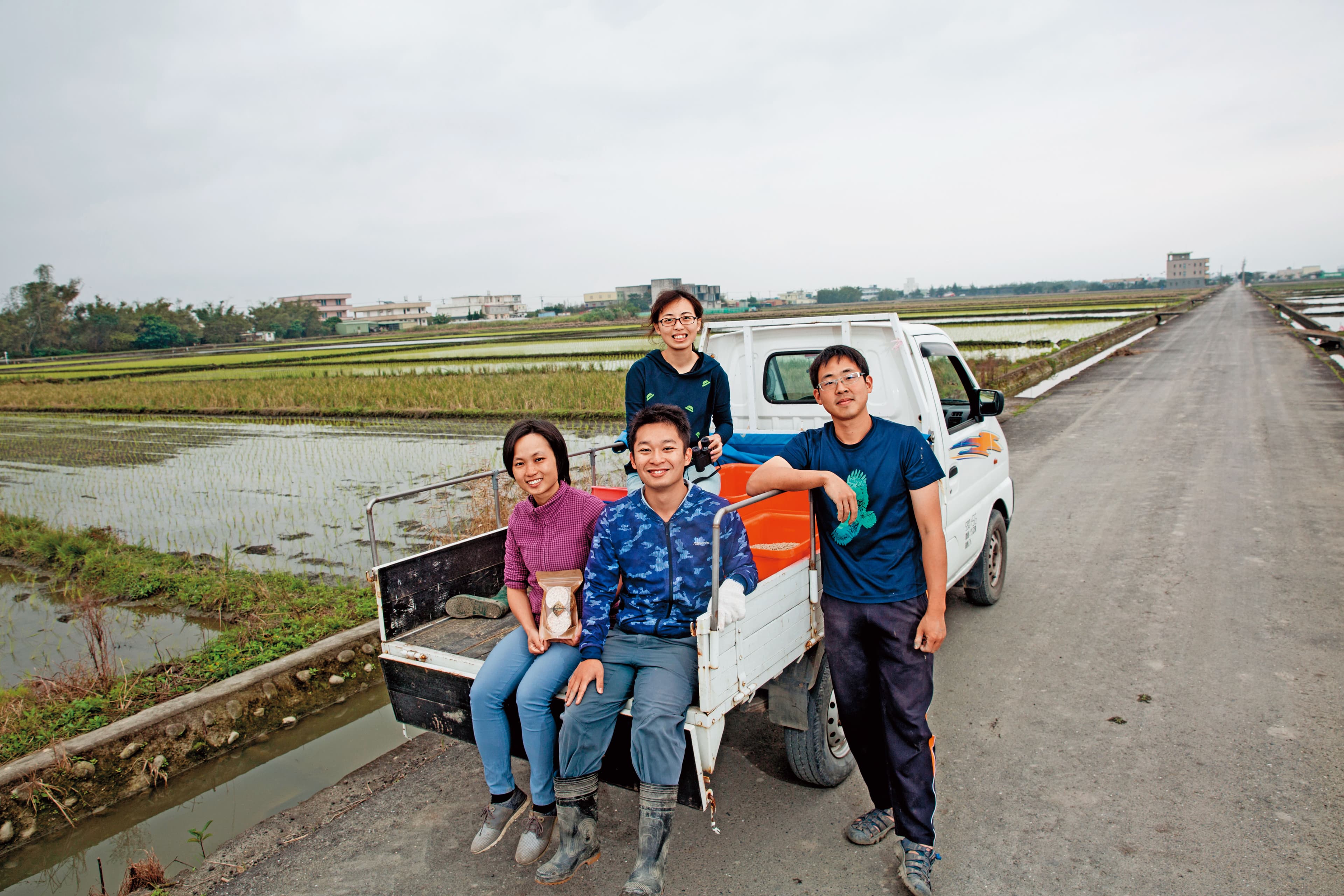 2年前,林哲安(右)的女友張家昀(左)、學妹周雅淇(後)與父親的學生洪啟哲(中)加入團隊,4人分工合作,拓展客源。