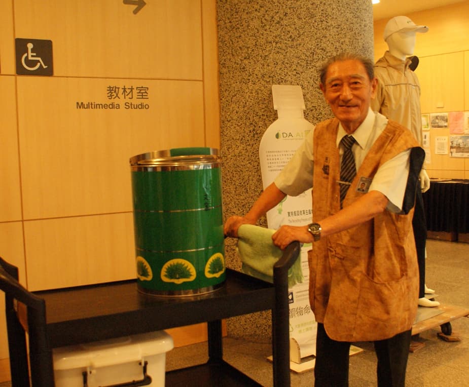 蔣伯伯也於2001年授證為慈濟志工,一路秉持著「行善、行孝不能等!」的精神,無私奉獻自己、盡可能的服務民眾。(慈濟基金會提供)