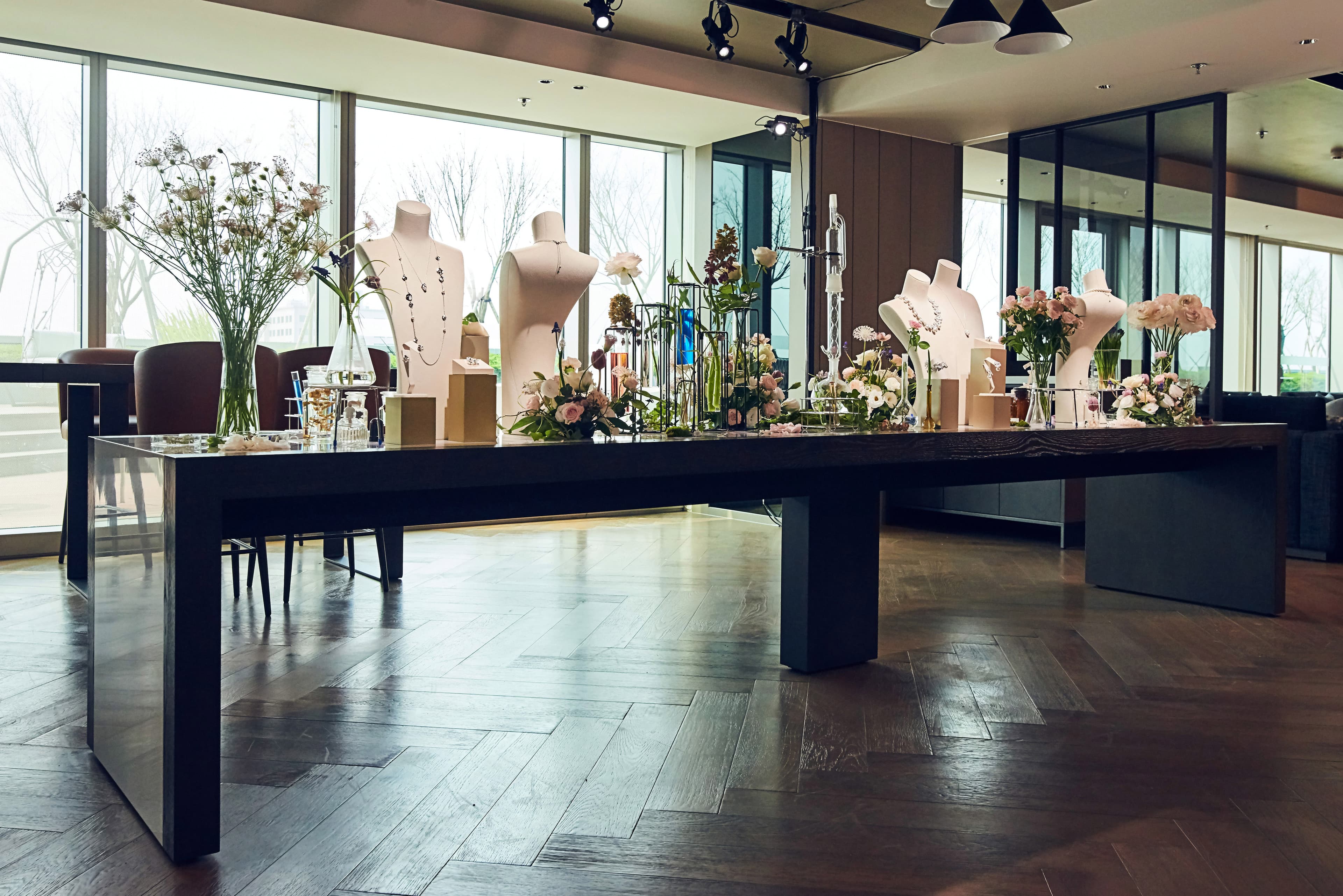 MIKIMOTO以科學實驗室風格展示全新Les Pétales Place Vendôme作品。(MIKIMOTO提供)
