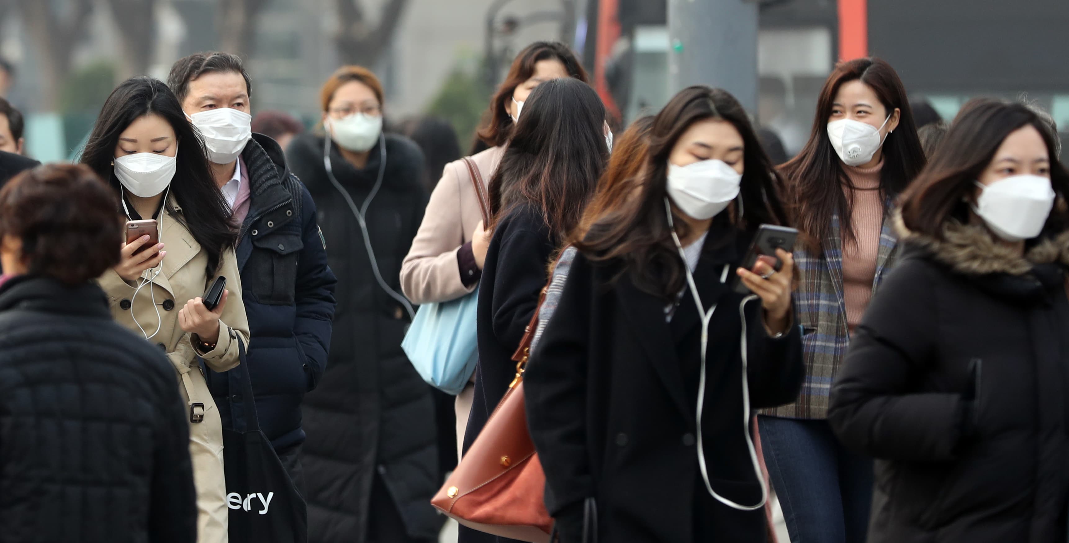 霧霾讓首爾經濟損失慘重,口罩已成外出必備。(東方IC)