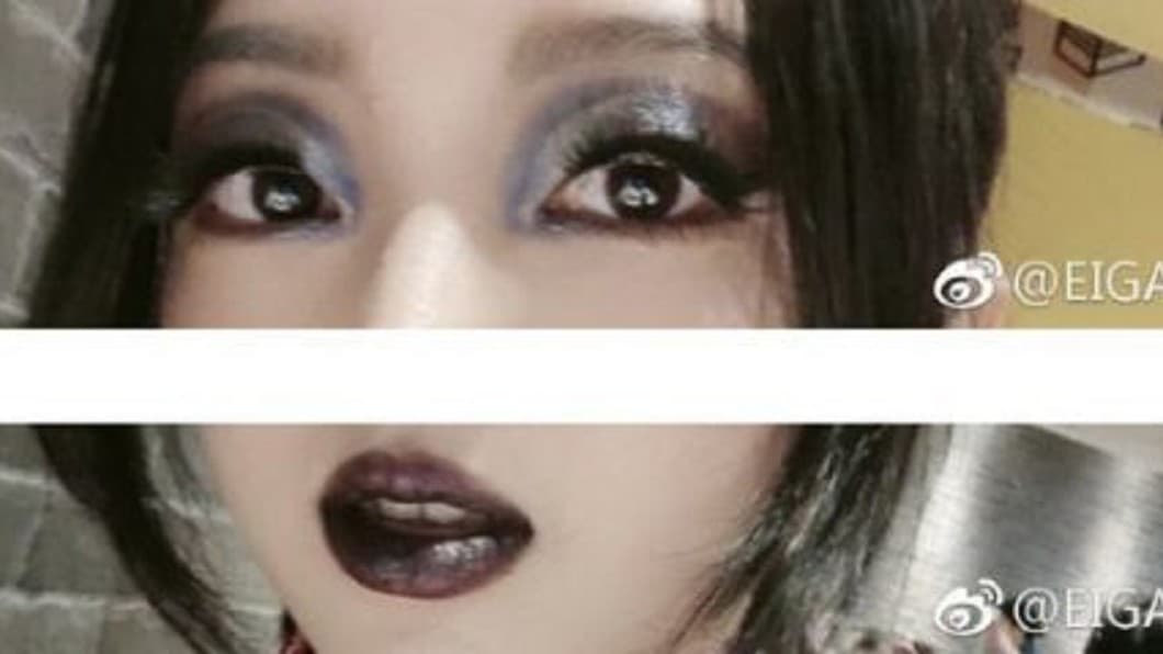 被認為妝容太恐怖的女網友,在自己微博放上自己化哥德妝的照片。(翻攝自微博)