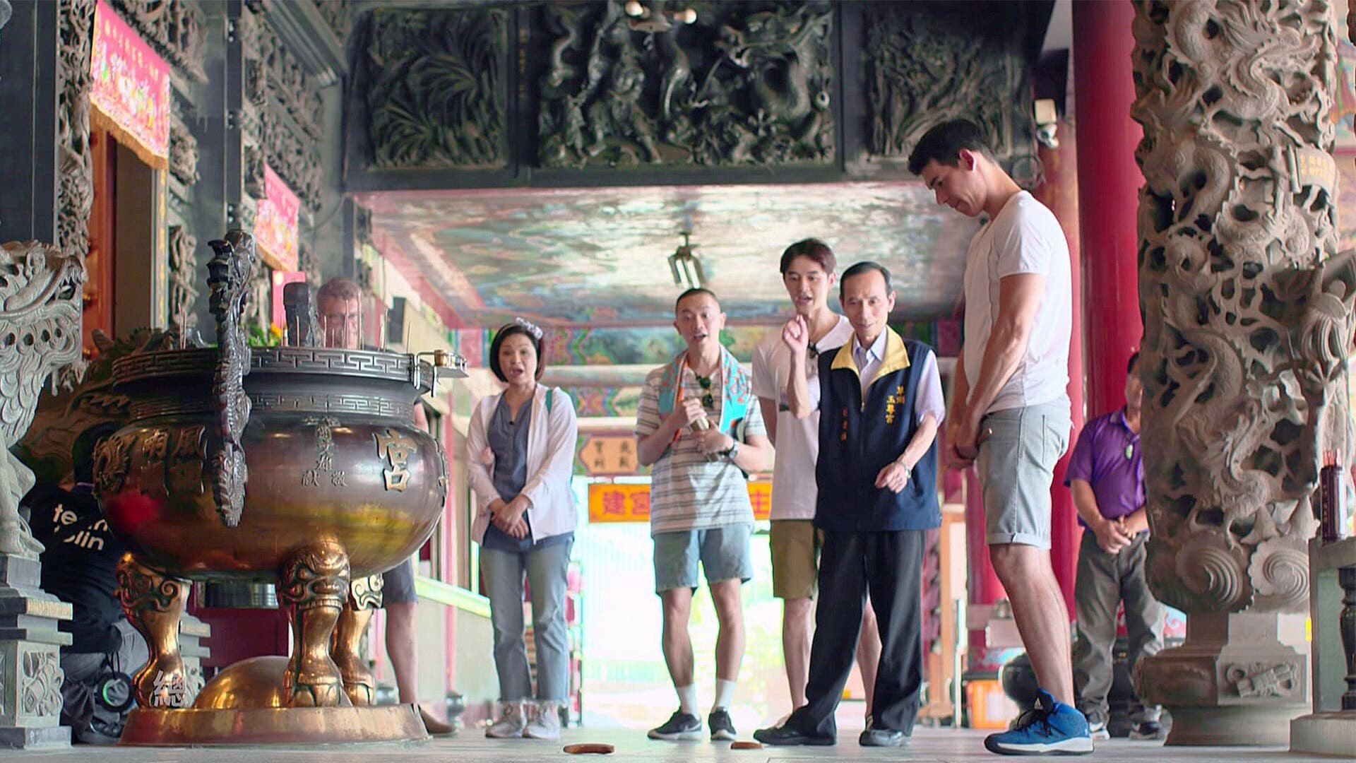 三人接待期間向外國旅客介紹宜蘭的三星蔥等名產與美景，更帶他們去認識廟宇文化，像擔任起觀光大使的角色。（公視提供）