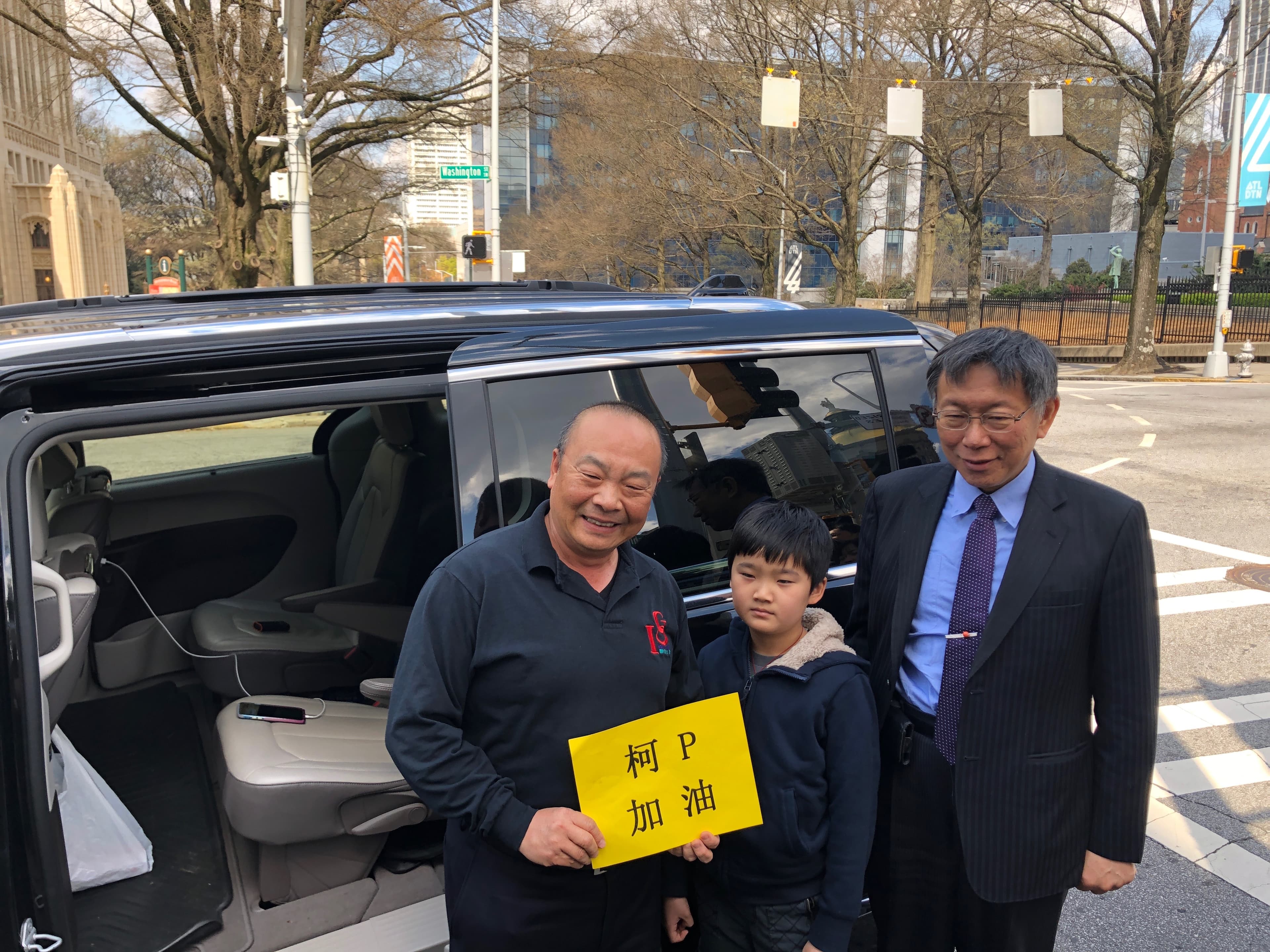 熱情的柯粉開了1小時的車帶孩子來替柯P加油,還高喊「柯總統加油!」