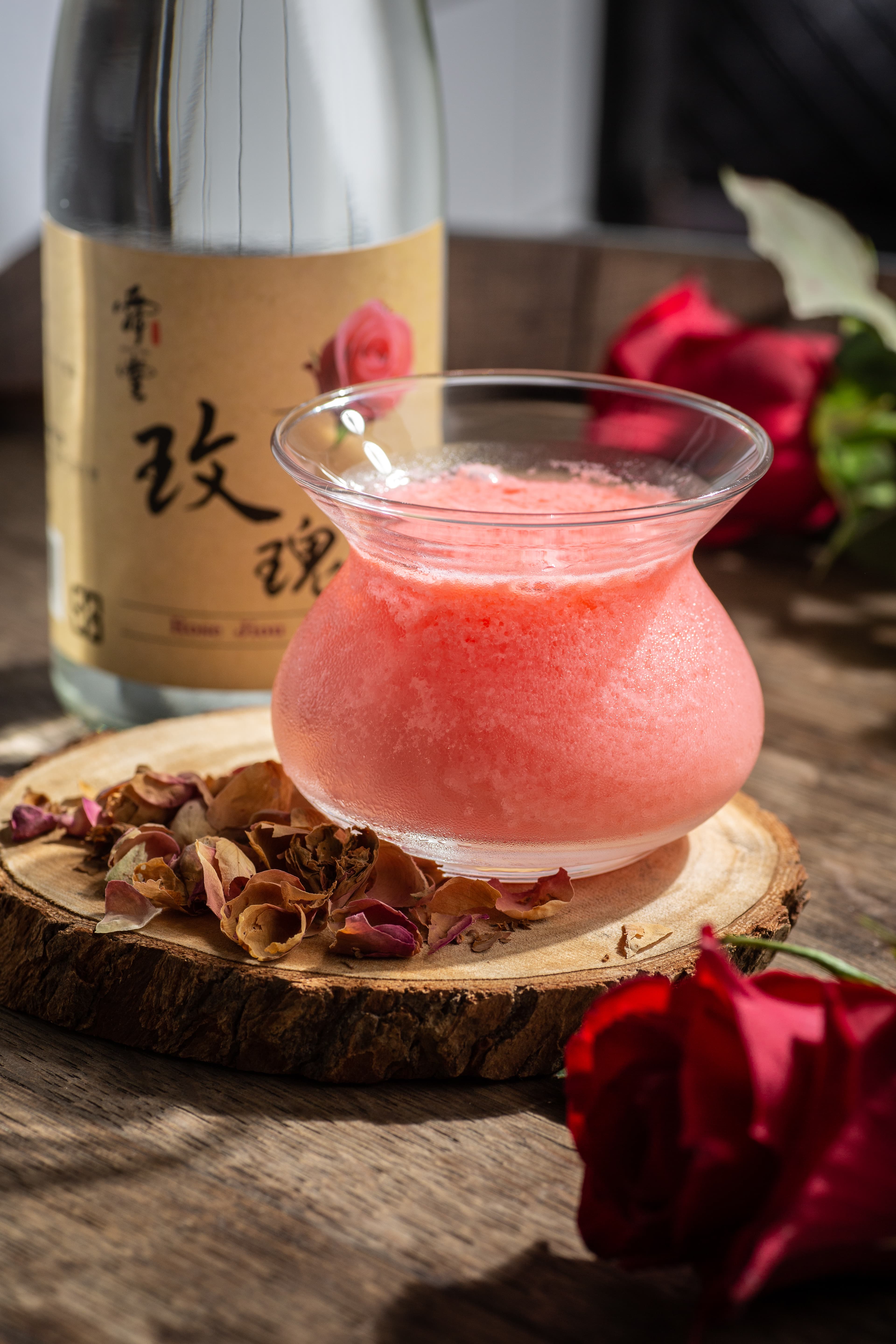 「老墨的羅曼史」用玫瑰風味酒、優格和龍舌蘭營造酸甜繽紛口感,酒體雖濃卻不致辣口,要歸功於蒸餾得當。(330元/杯)