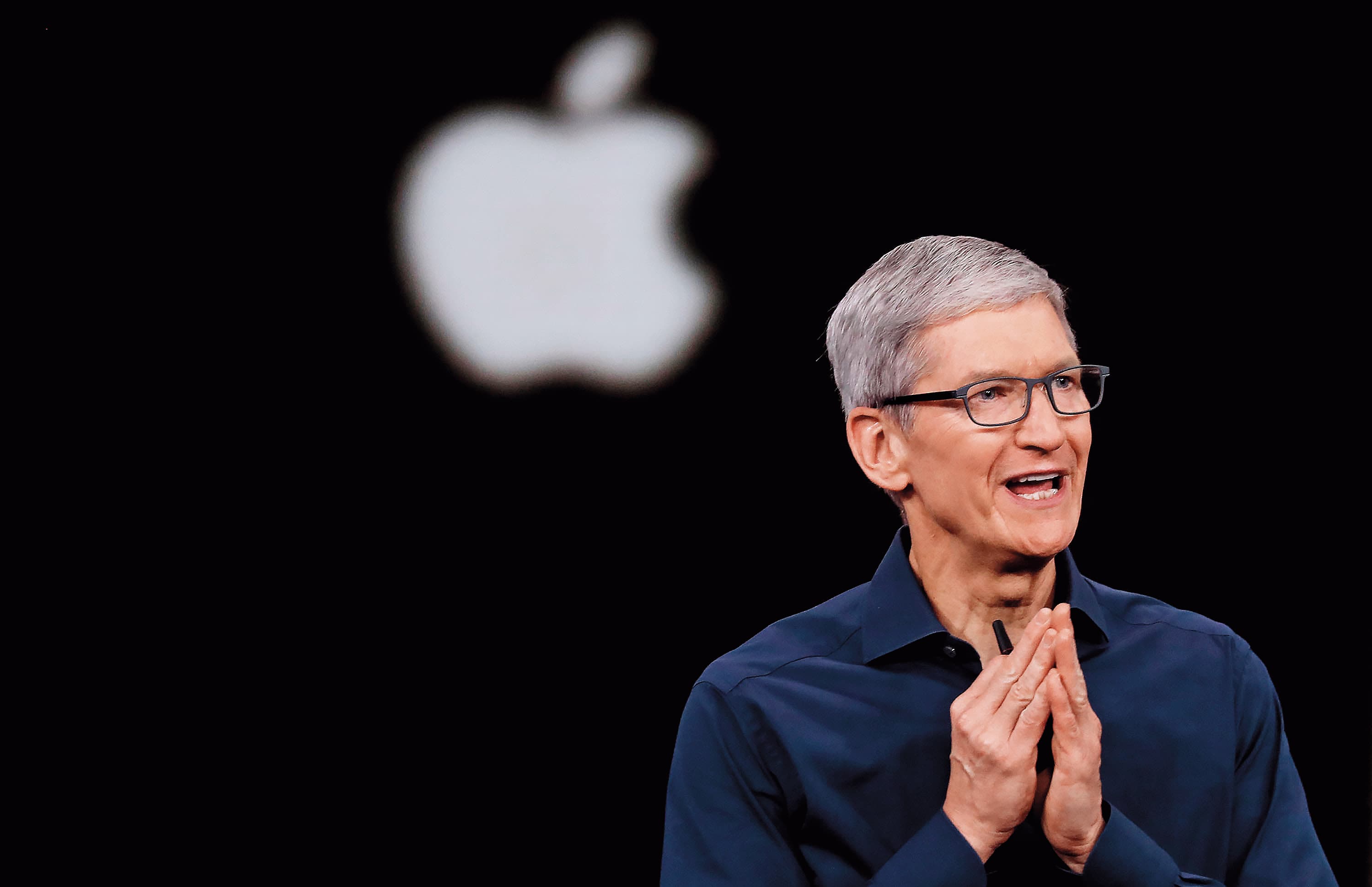 蘋果新型手機近年來屢傳銷售下滑抽單,業界因此稱為「Apple Shock」,圖為蘋果執行長庫克。(東方IC)