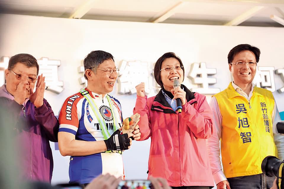 柯文哲(左)在去年底九合一大選時,力挺民國黨(後併入國會政黨聯盟)推出的新竹縣長候選人徐欣瑩(右),早已與妙天互動良好。(翻攝徐欣瑩臉書)