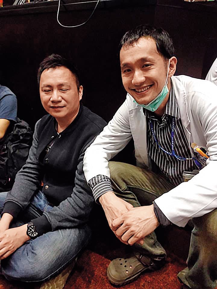 太陽花學運期間,柳林瑋(右)曾在立法院議場與中國民運人士王丹(左)合照。(翻攝柳林瑋臉書)