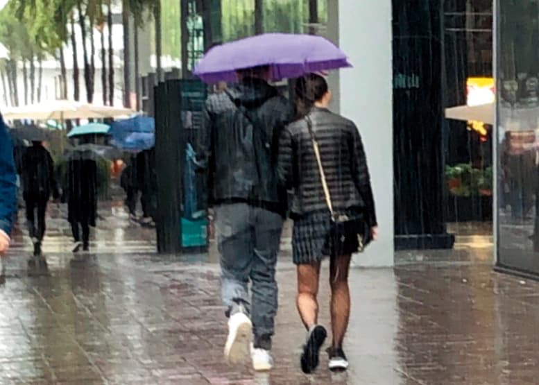 15:27 雖然已是老夫老妻,吳宇舒跟朱凱翔並肩而走時,還是會輕輕勾著老公,肢體有意無意地在宣示主權。