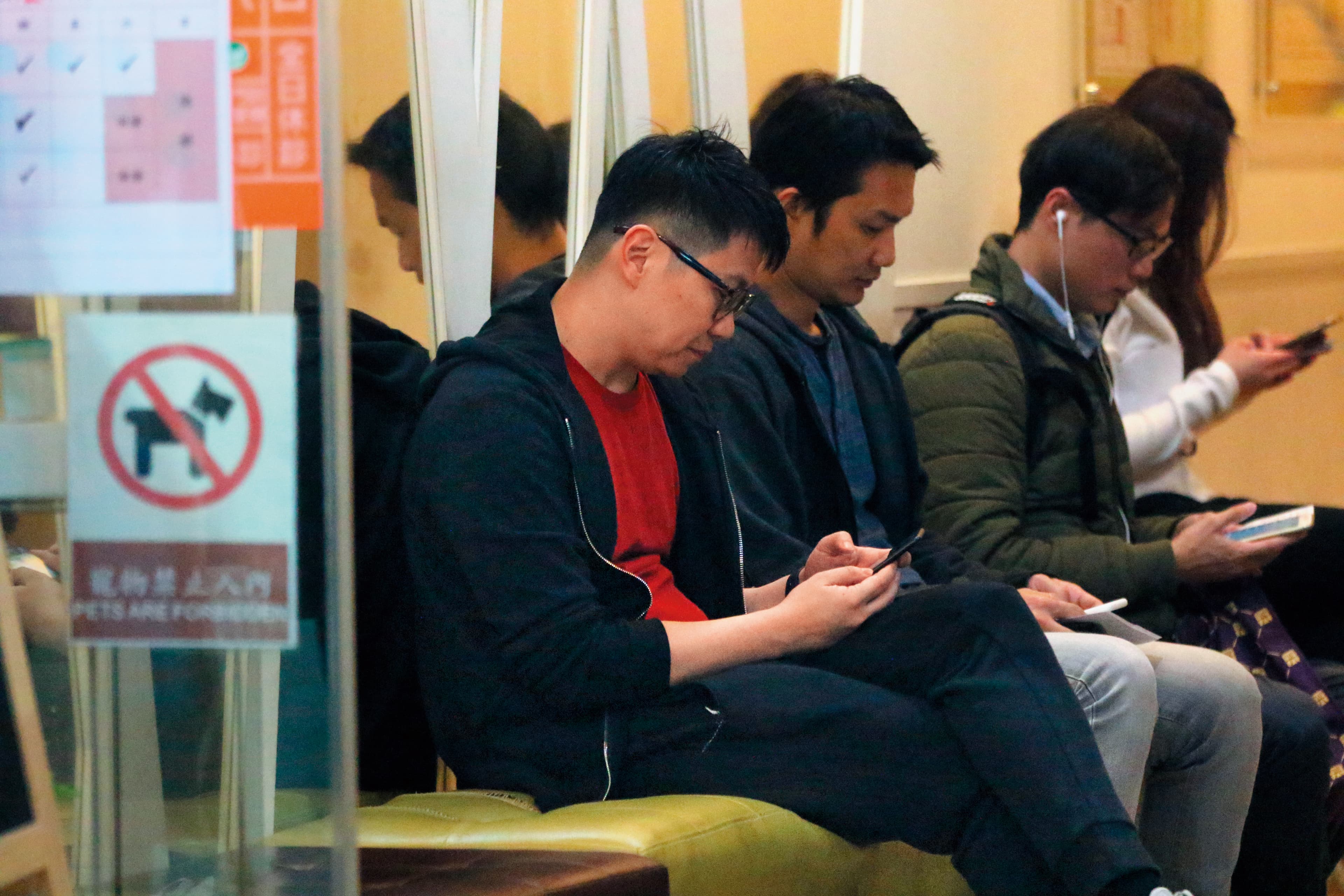 19：39  夫妻一同前往診所，不過朱凱翔忙著在當低頭族，並且盯著手機不時露出爽笑。