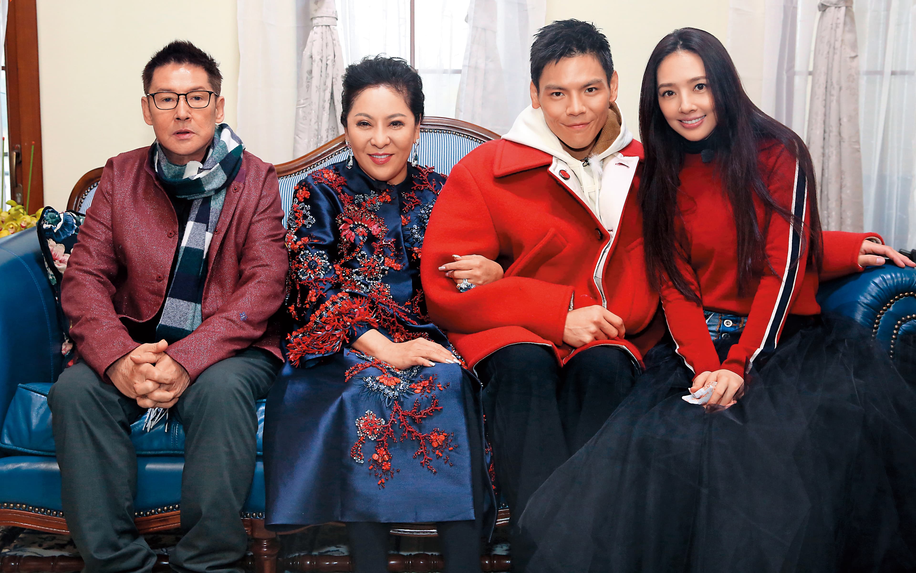 郭碧婷(右一)與向佐(右二)在陸綜《最美的時光》被湊為CP,因而相識相戀,郭碧婷也特別獲得同為台灣人的向太(左二)喜愛。左一為郭父。(東方IC)