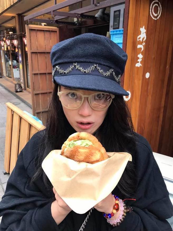 舒淇在社交網站貼出旅行照片,眼尖影迷從眼鏡倒影發現馮德倫是掌鏡者。(翻攝自舒淇微博)