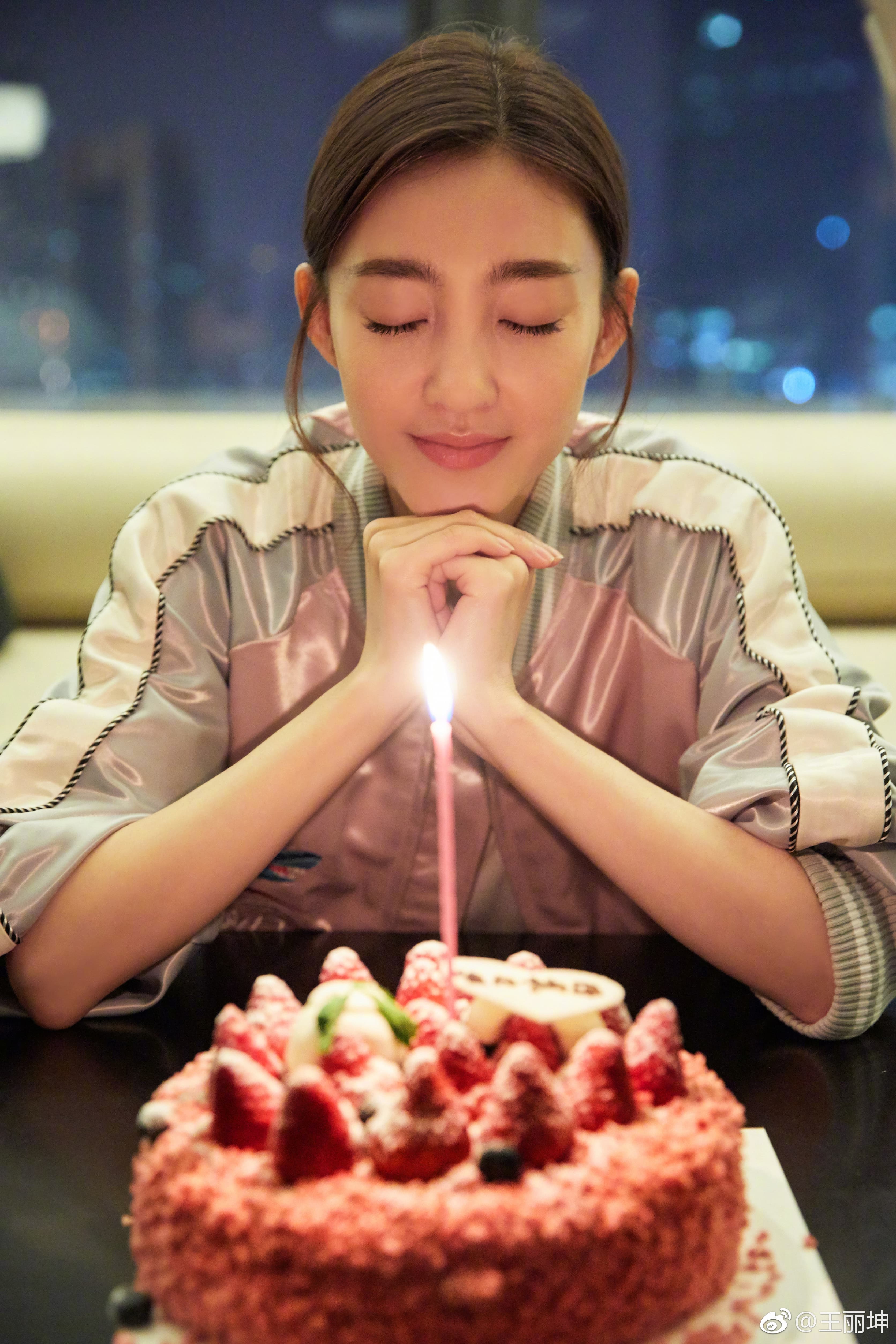 王麗坤33歲生日照被網友抓包,玻璃窗倒影疑是緋聞男友林更新。(摘自王麗坤IG)