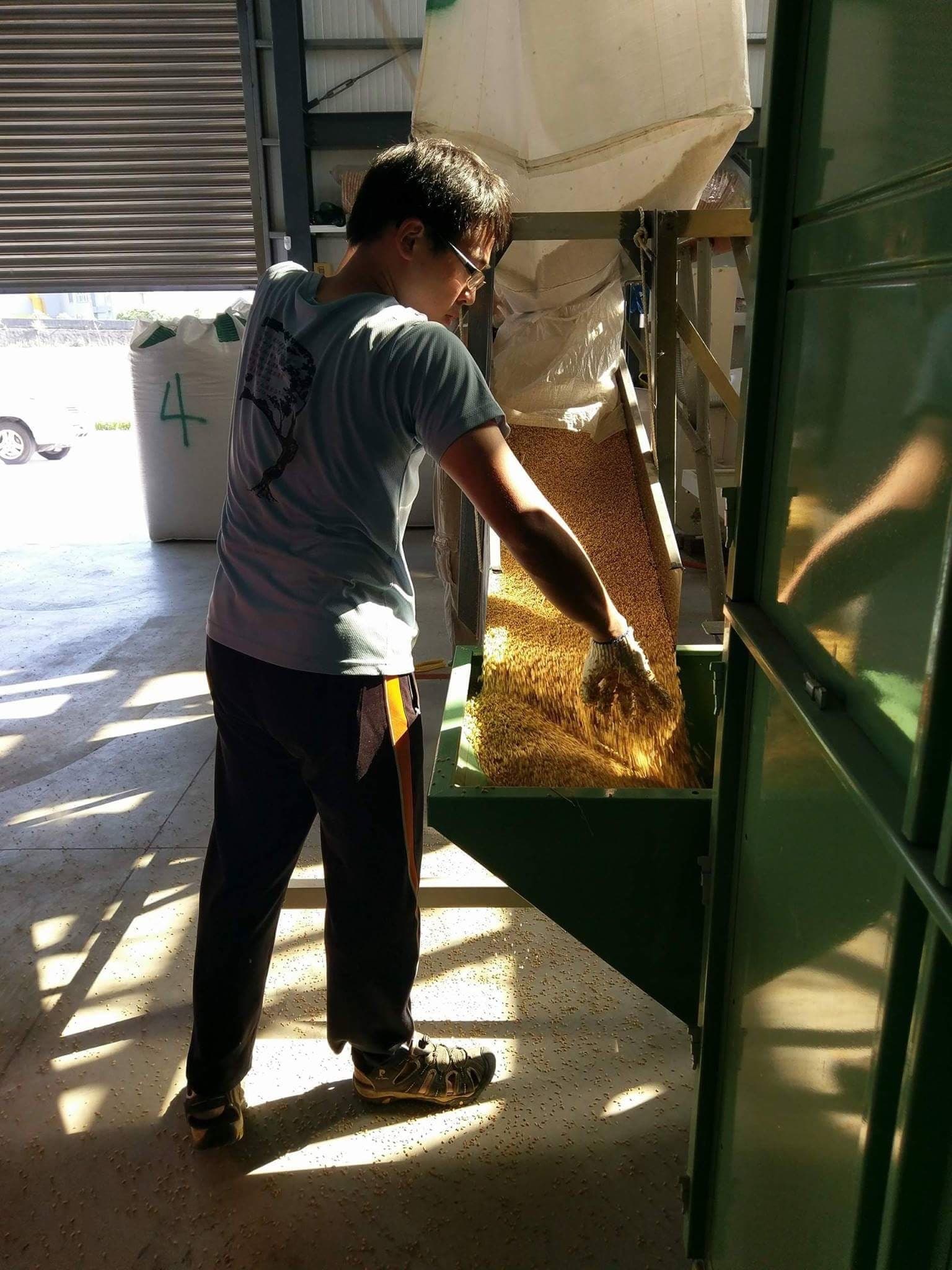 剛創業時林哲安只敢買最陽春型的機具,這幾年合作的農民人數與收成的稻穀量變多才慢慢替換。