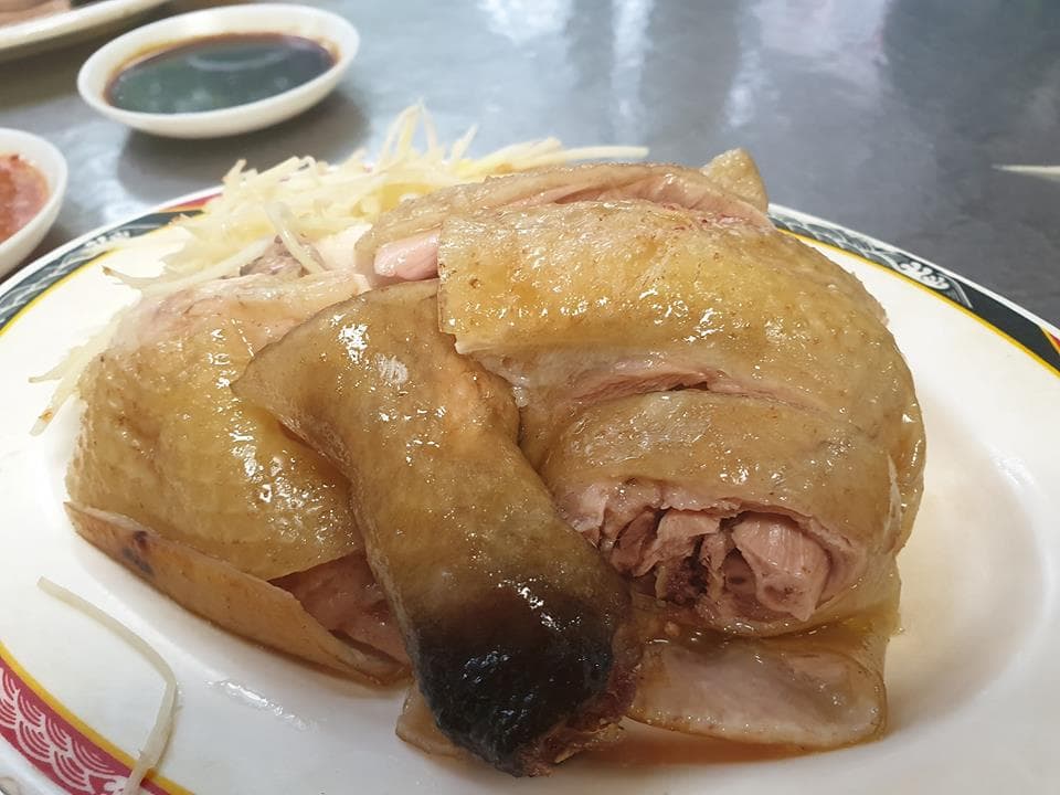 「賣麵炎仔」的招牌雞肉料理。(翻攝賣麵炎仔粉專)
