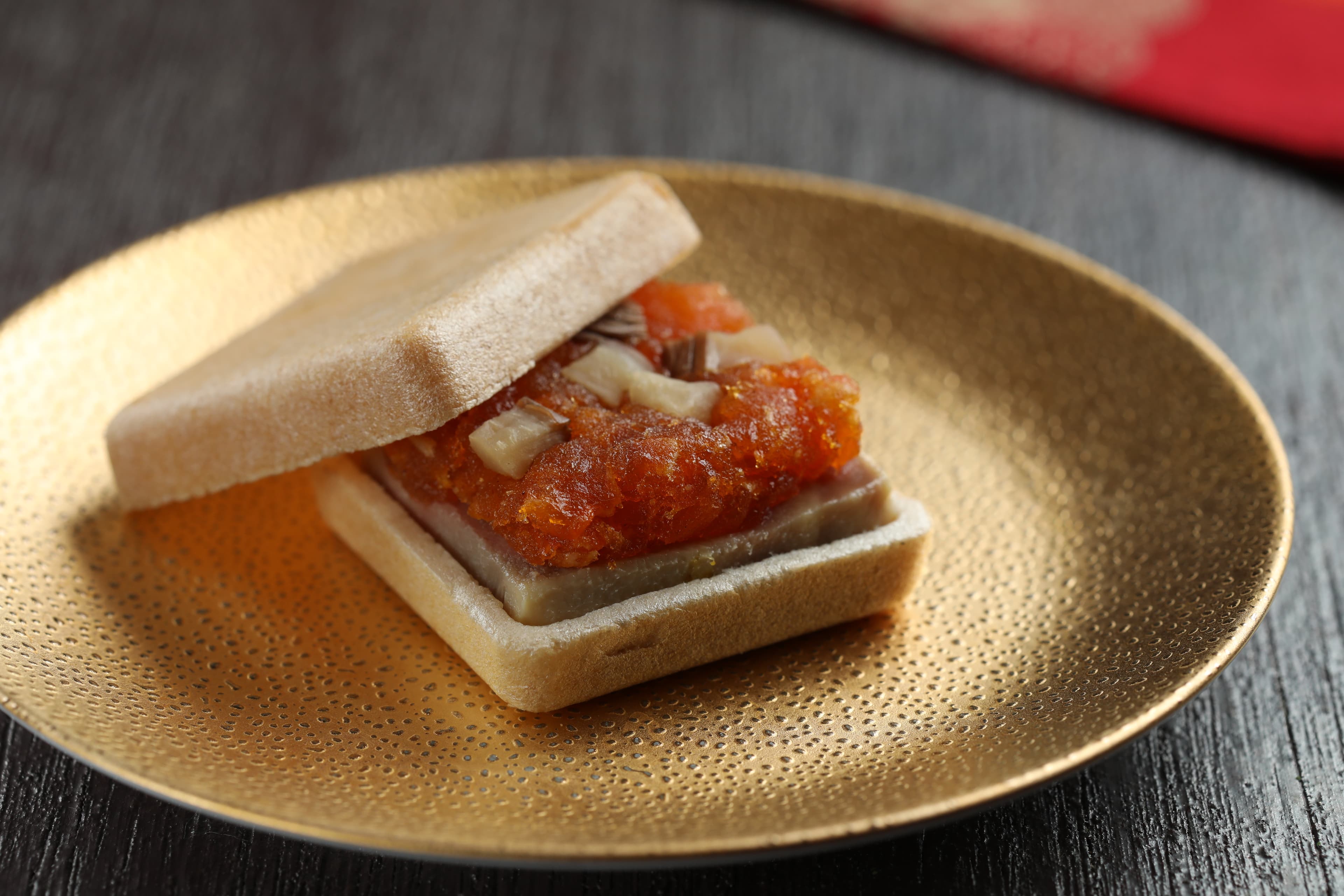 「最中」是Den最知名的開胃小點，內餡是鴨肝加上季節性的柿子果肉。