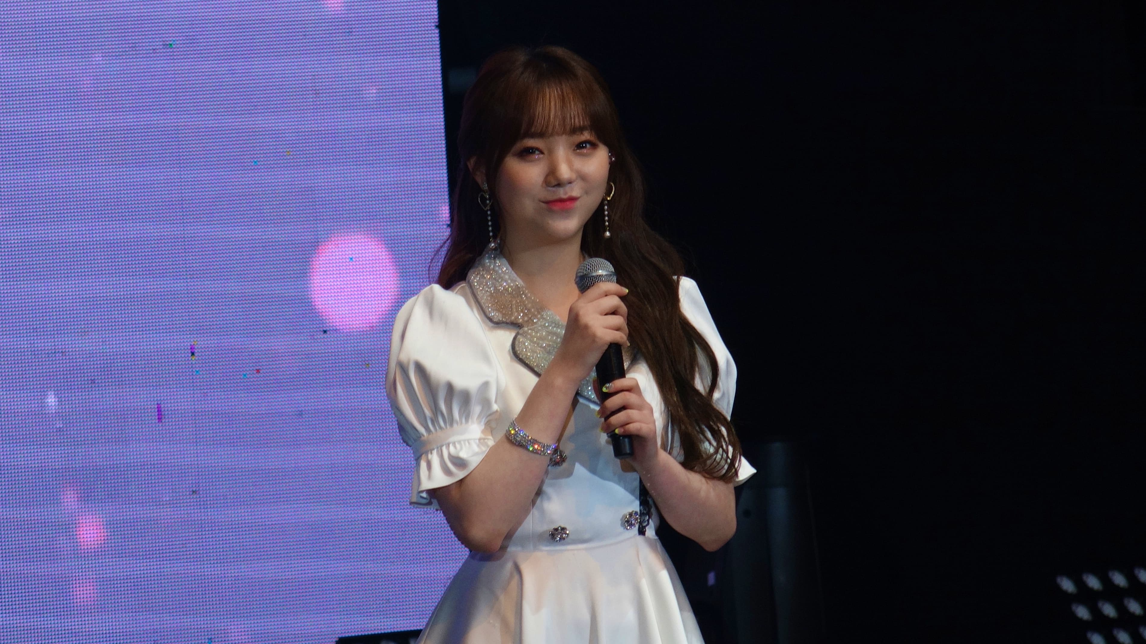 Lovelyz KEI笑起來眼睛彎得像月亮，人氣很高。