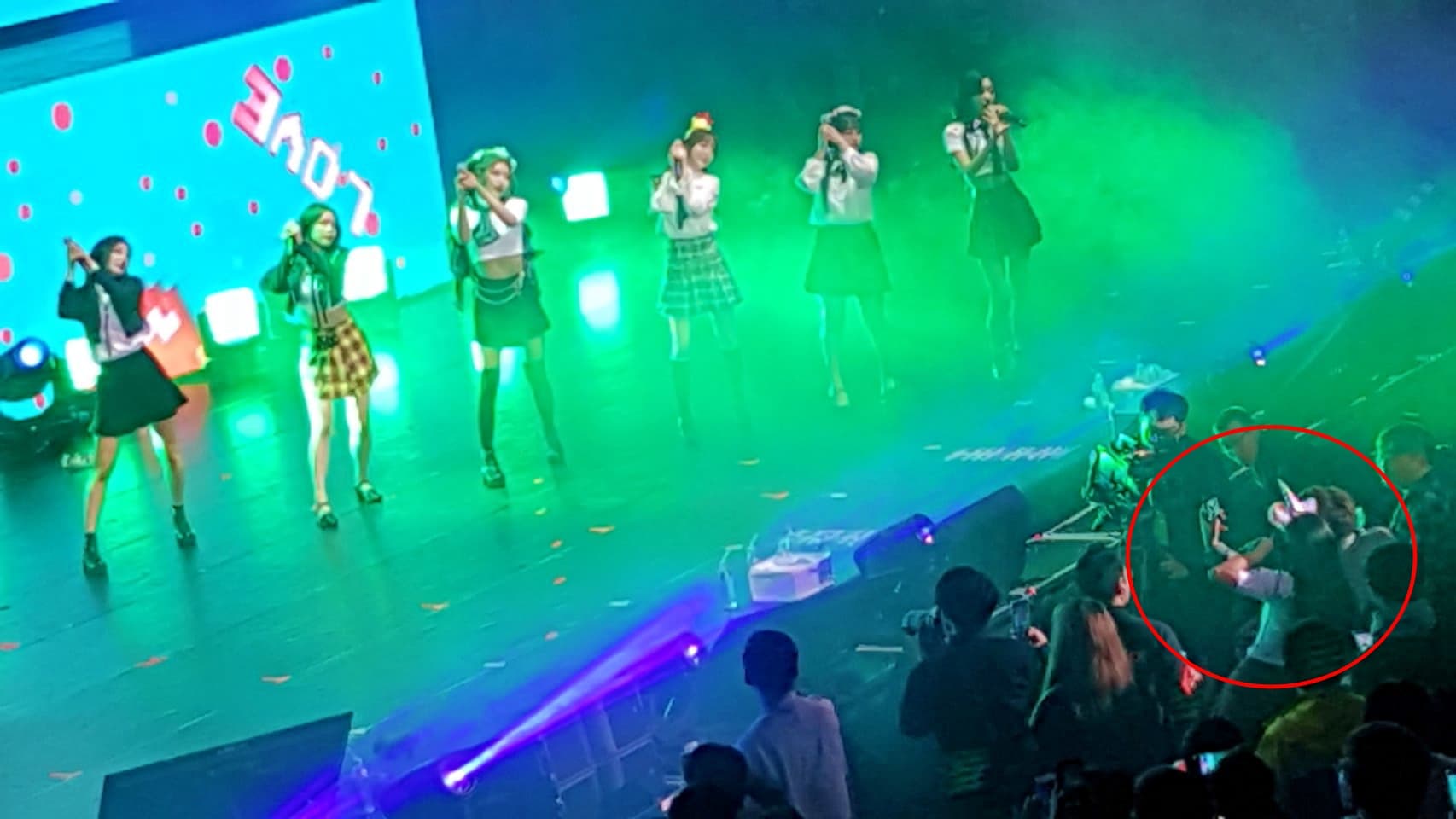 Lovelyz智秀走下台和粉絲合照,粉絲也很有禮貌沒有失控。(讀者提供)