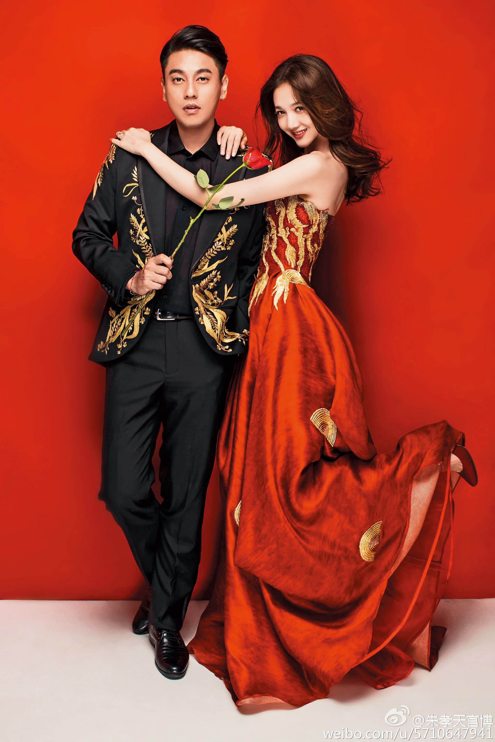 朱孝天與韓雯雯交往1年多後,在女方的生日派對下跪求婚,並於2016年4月在瀋陽領證結婚。(翻攝自朱孝天微博)