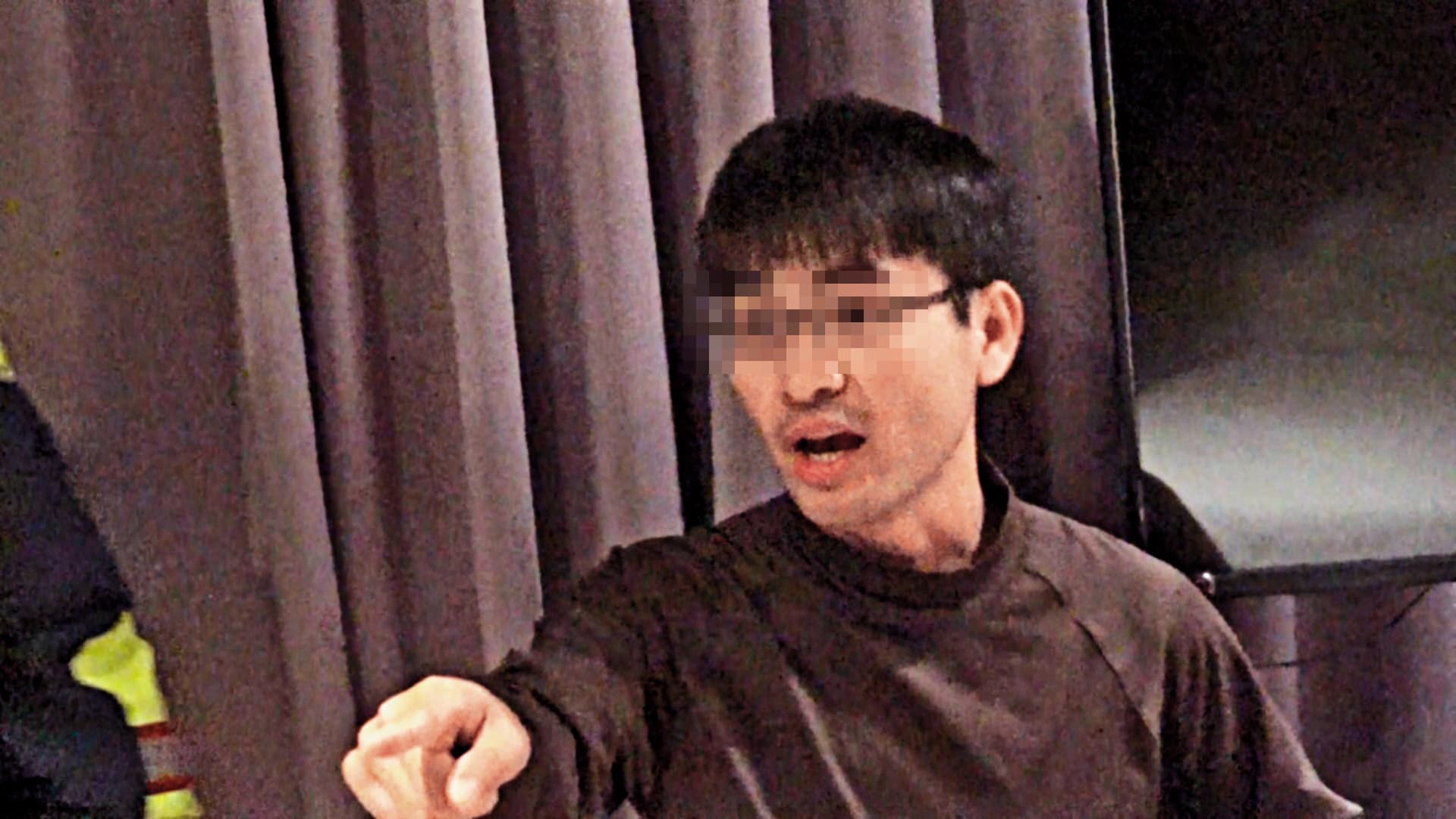 被抓姦的名醫惱羞成怒,指著老婆大罵。(讀者提供)