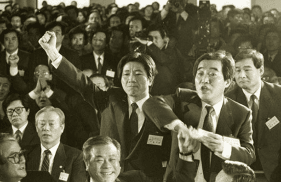 《正義辯護人》以釜林事件中時任人權律師的前總統盧武鉉(中)為創作原型。(翻攝自Daum網站)