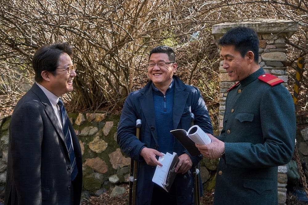 梁宇皙(中)《鋼鐵雨》找來鄭雨盛(右)、郭度沅2大巨星主演,讓電影獲Netflix青睞買下全球版權。(NEW提供)