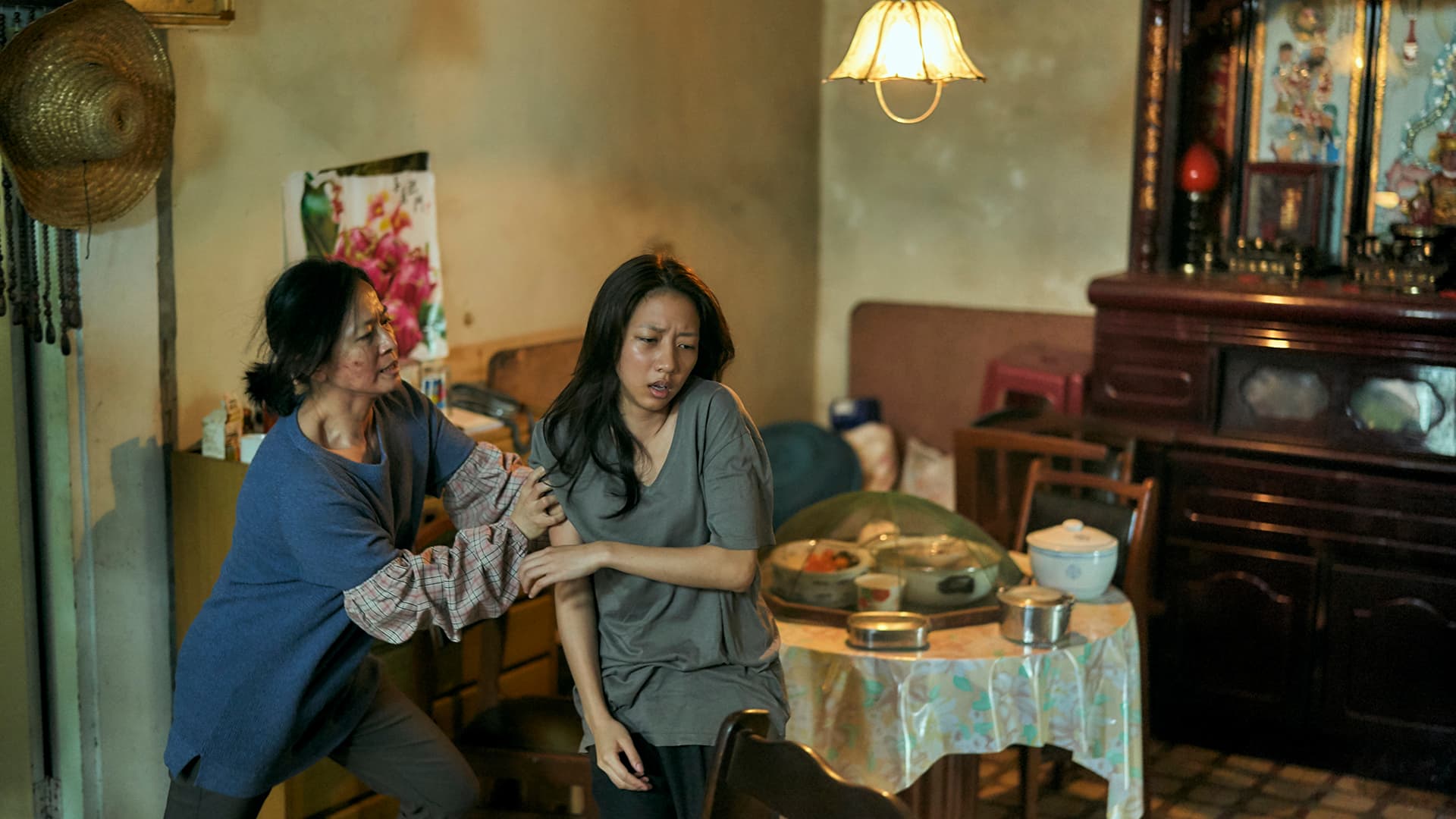 《我們與惡的距離》謝瓊煖(左)把飾演軟爛在家的陳妤(右)硬拖去洗澡。(公視提供)