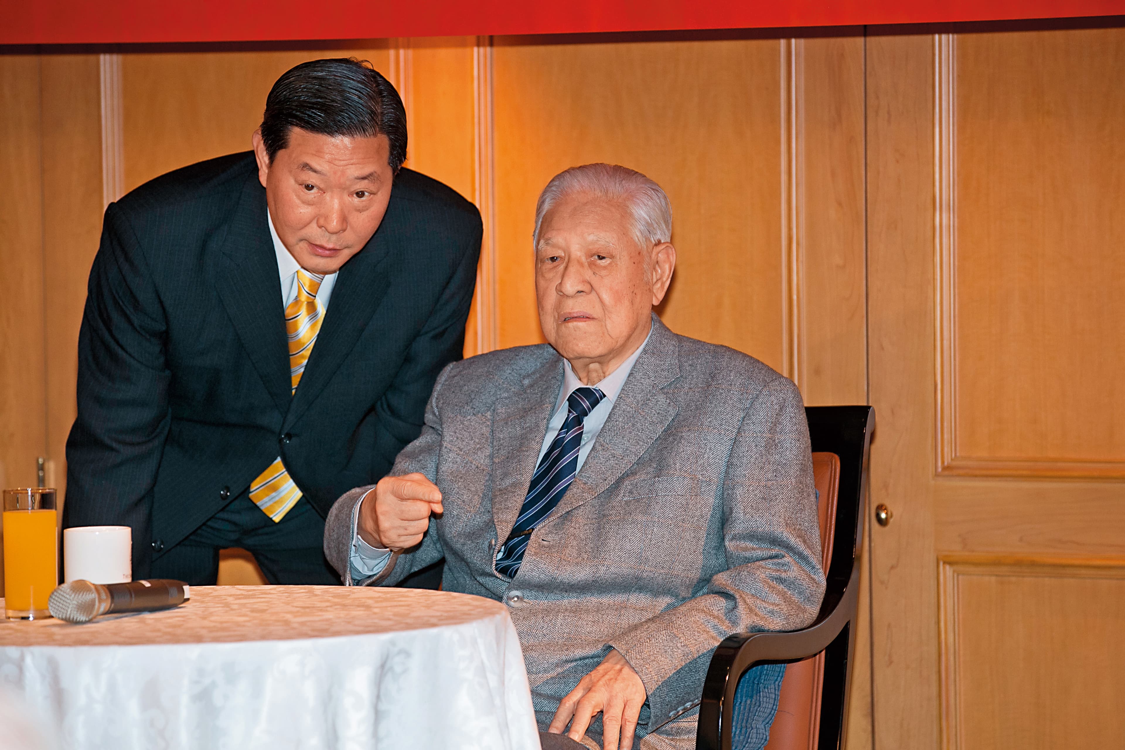 王燕軍(左)擔任李登輝基金會祕書長,政商關係良好。
