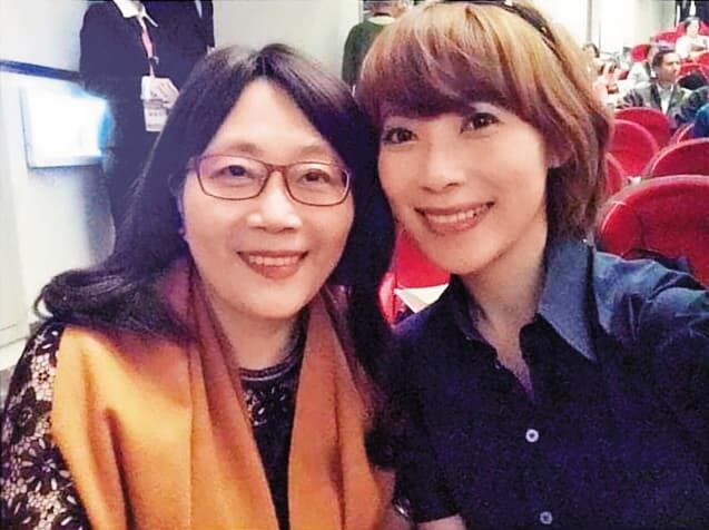 貴婦奈奈(右)婚前說只要黃媽媽(左,即現在的婆婆)找她去福智,她一定參加,顯見黃家人是福智的虔誠信徒。(翻攝臉書)