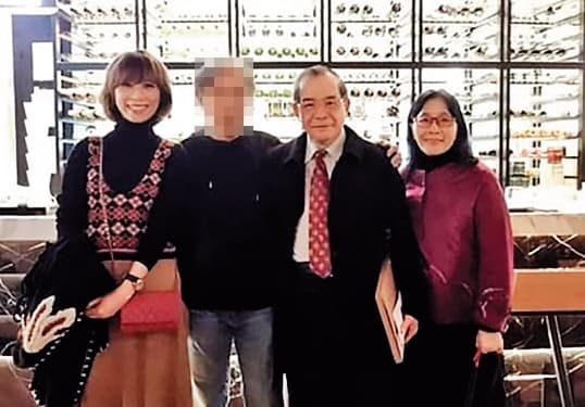貴婦奈奈(左)與公公黃立雄(右2)、婆婆(右)都是福智信徒,去年底、今年初現身加拿大,至今去向成謎。(翻攝臉書)