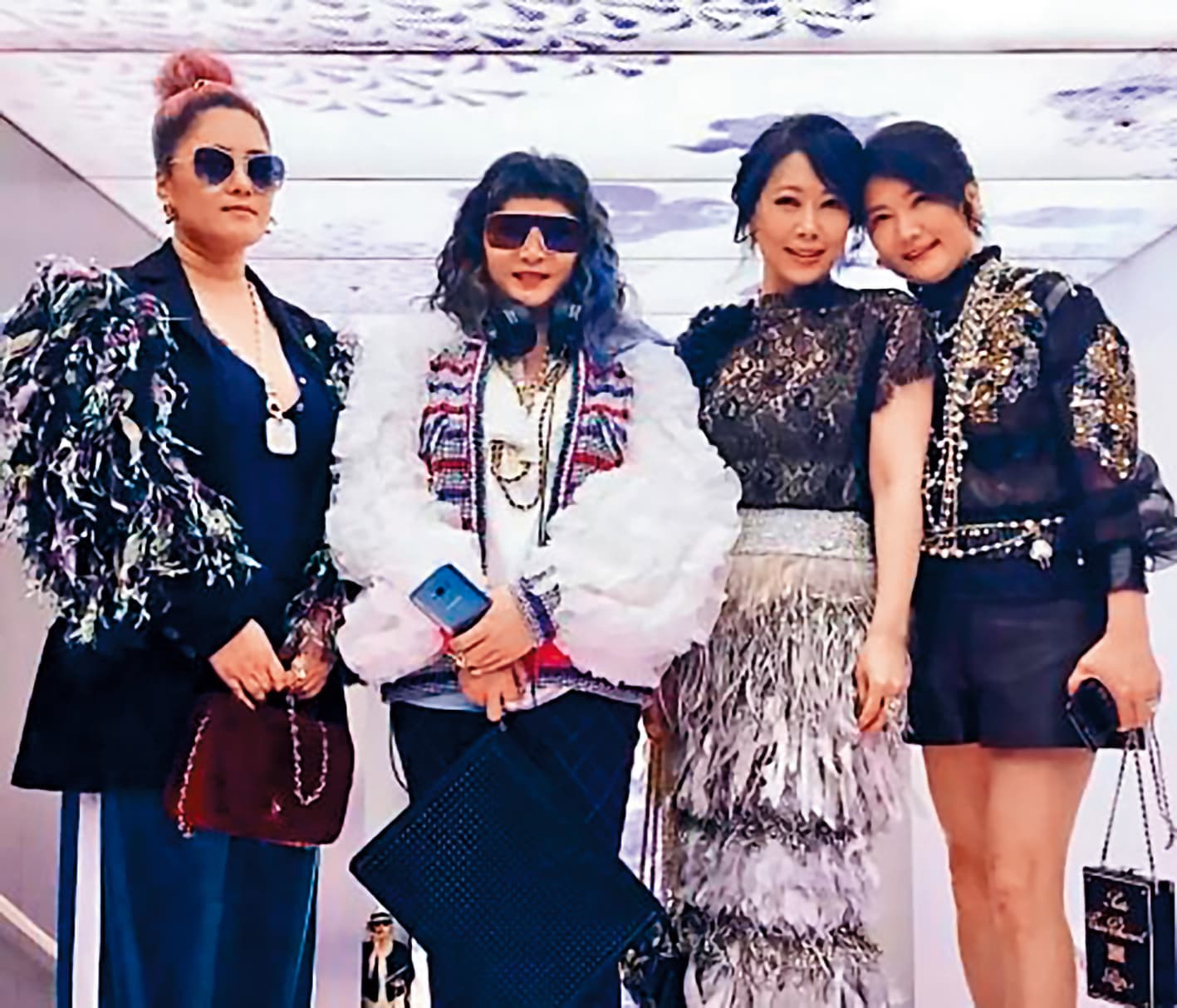 于太(左二)是各大精品的VVVIP,至於為何變成「林太」?時尚圈爆料超級貴婦時常不用真名在外走跳。(翻攝自ruru15微博)
