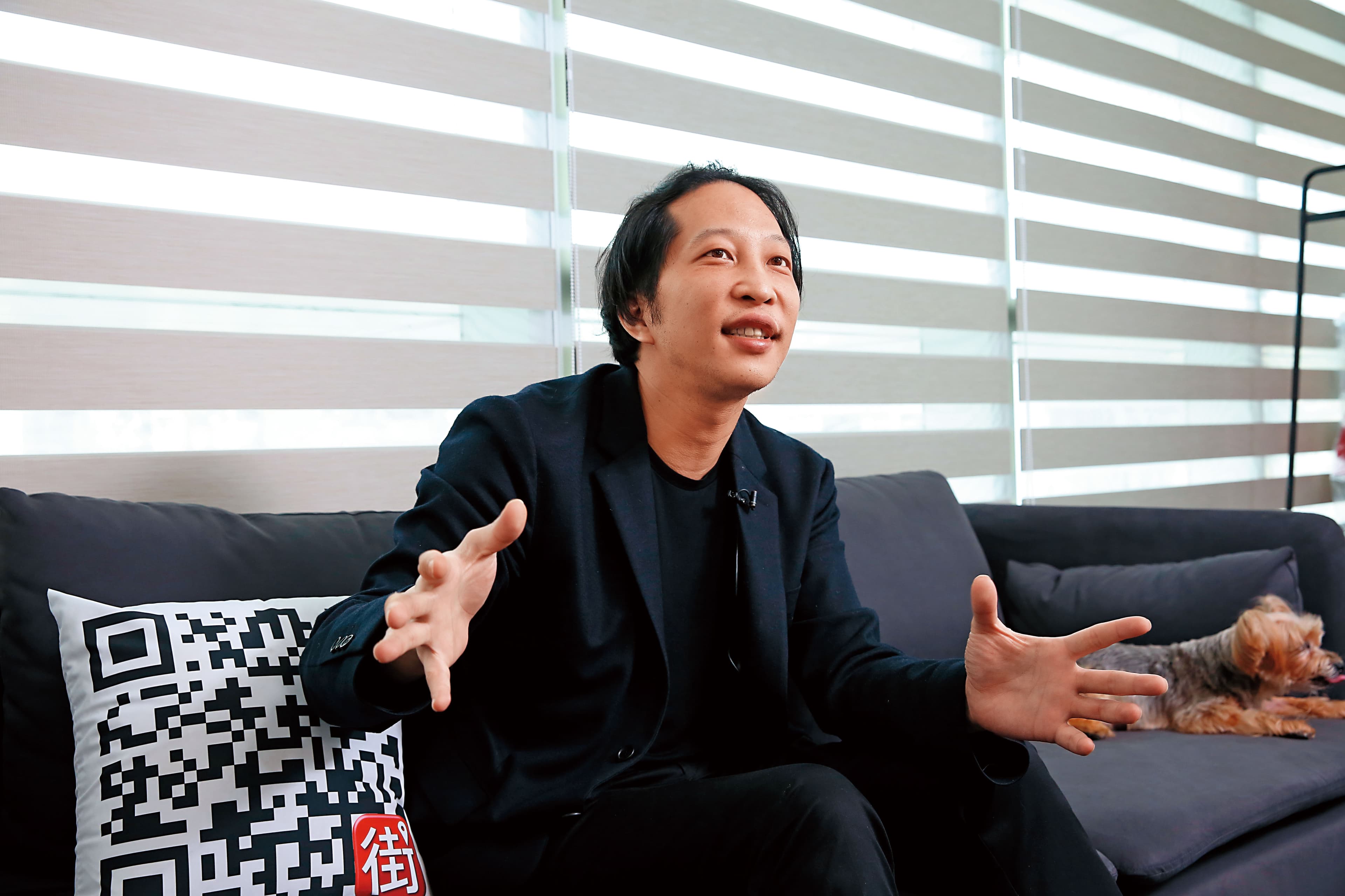 胡亦嘉是前開發工銀董事長胡定吾的兒子，因為老爸關係讓他獲得不少奧援。