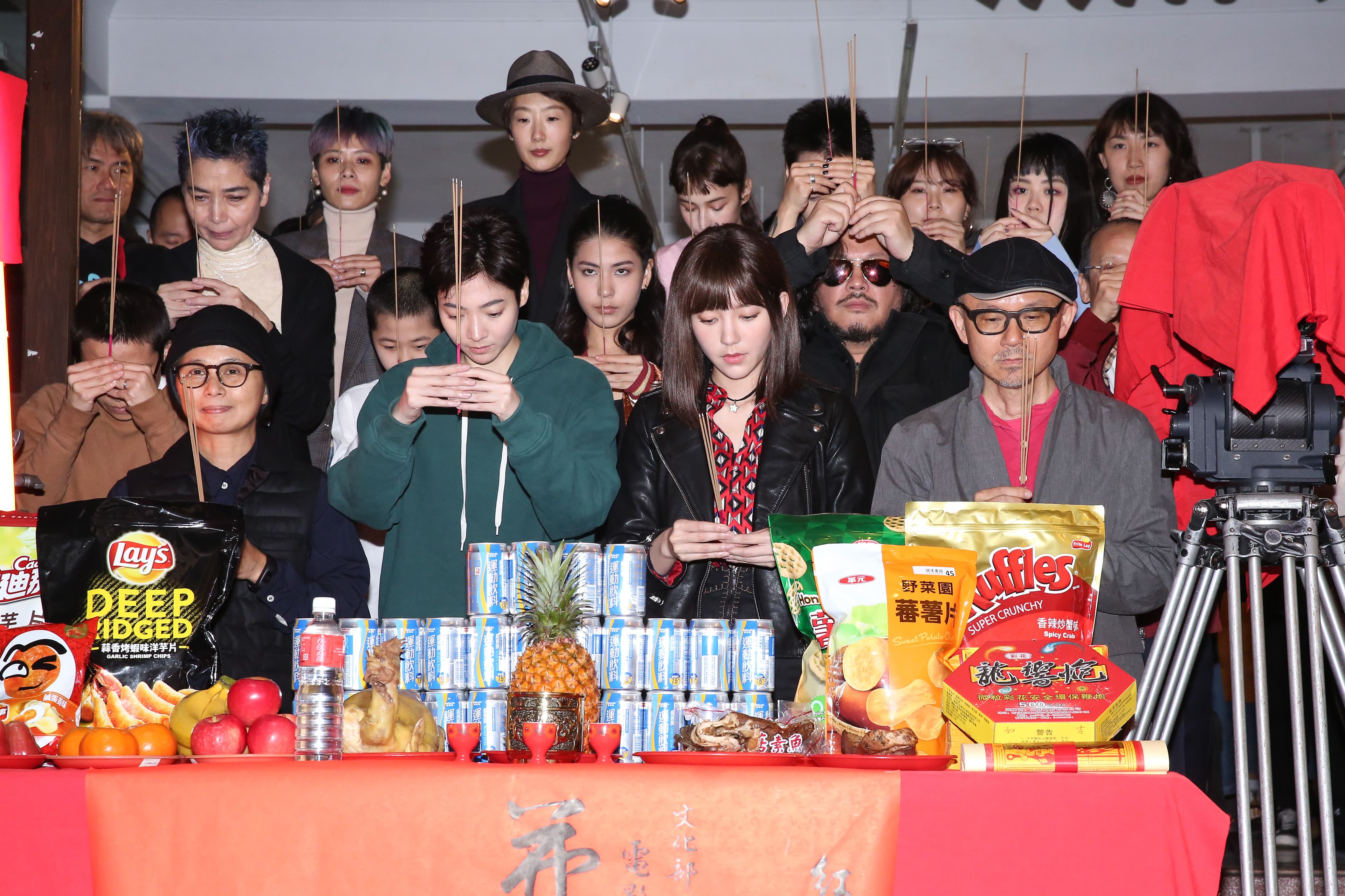 《花咲了女孩》2日中午開鏡,導演陳宏一、魏瑛娟率領劇組上香祈求拍攝順利。