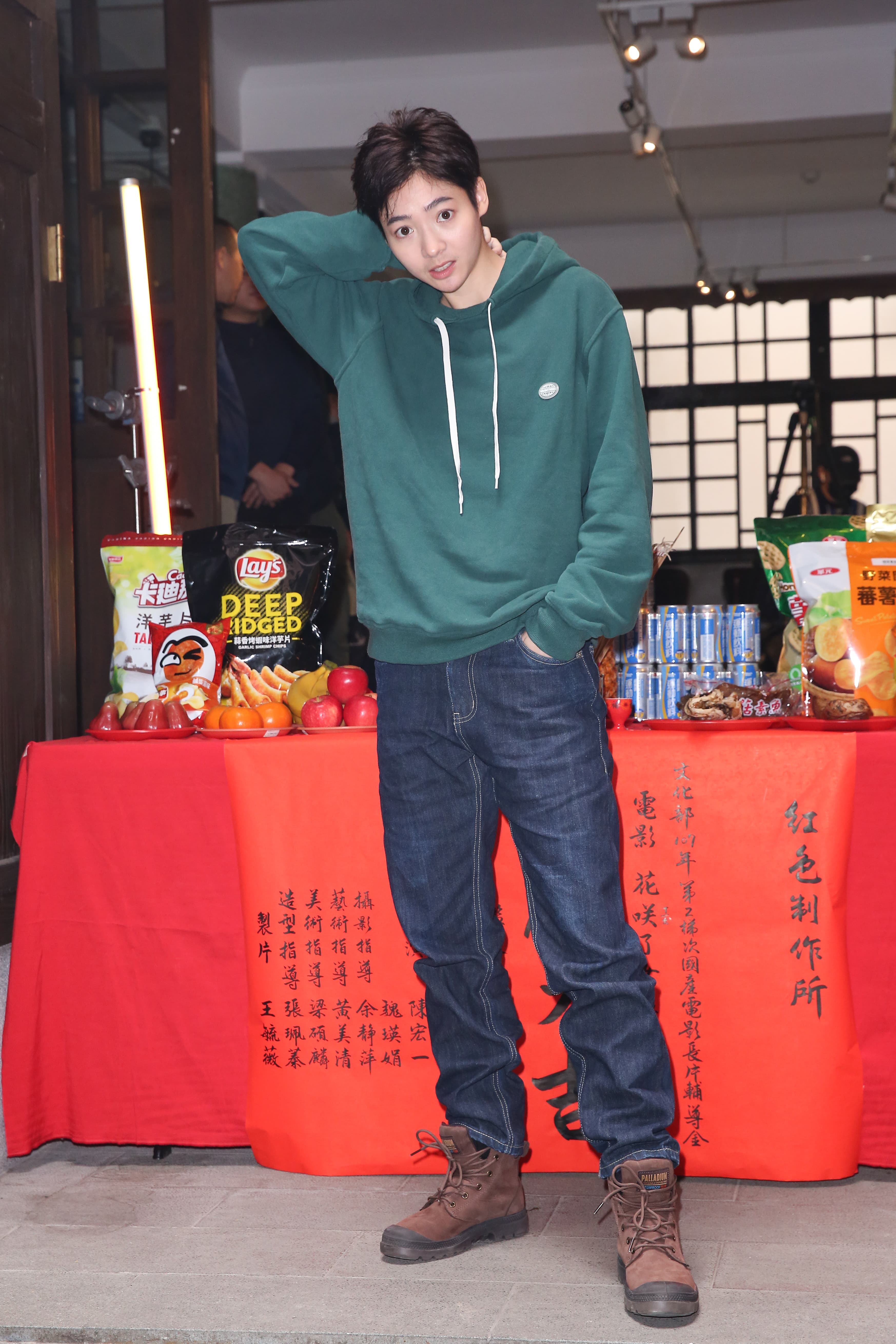 謝沛恩的男裝造型讓她完全變成花美男,她甚至連動作語氣都十足像是男生。