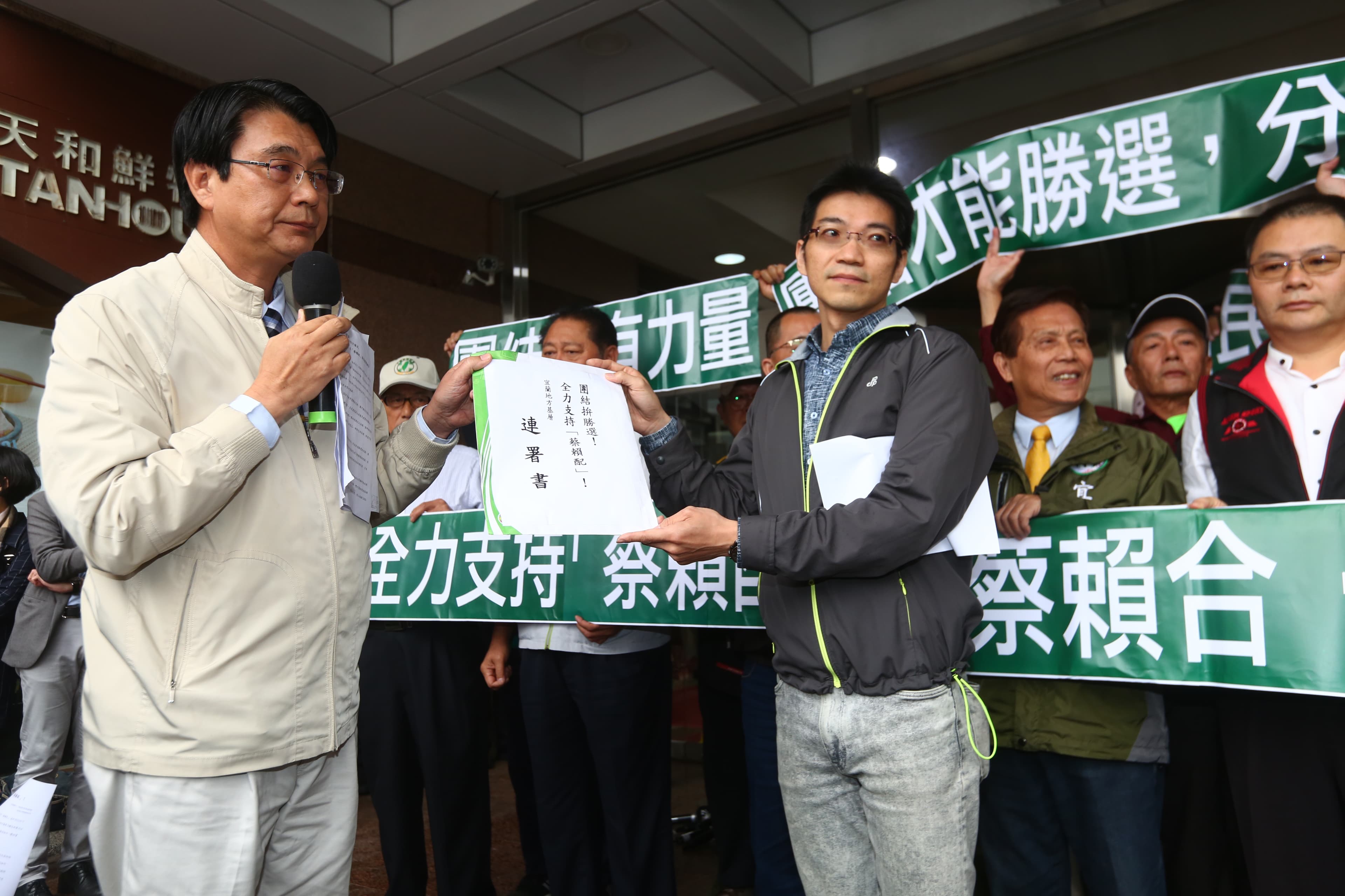 民進黨宜蘭縣黨部前主委林進財今午率領支持者到民進黨中央黨部遞交「蔡賴配」連署書。