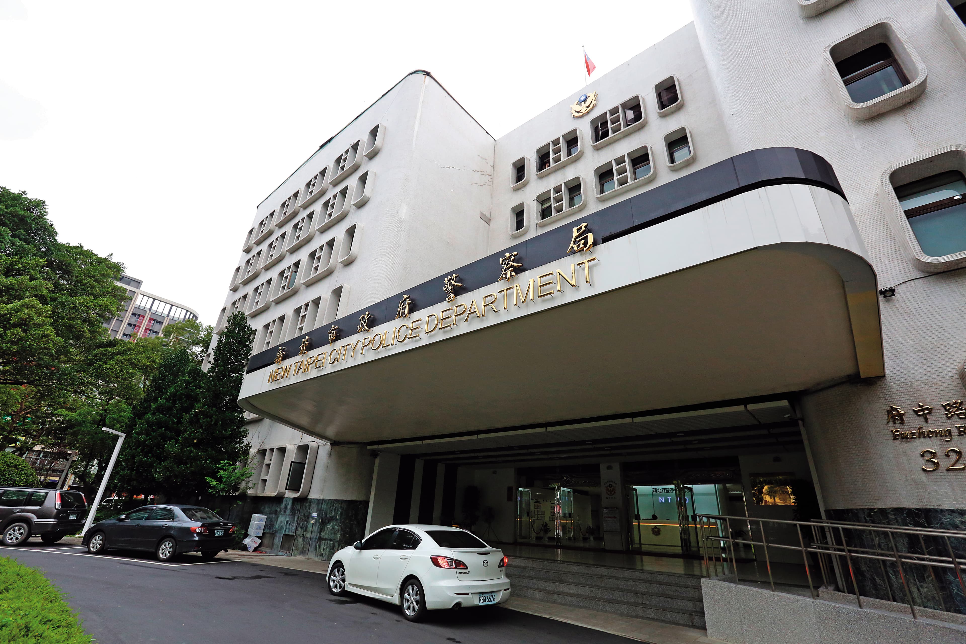 女童將她遭C男猥褻的事情告訴媽媽後,媽媽氣得帶女童向警局報案。