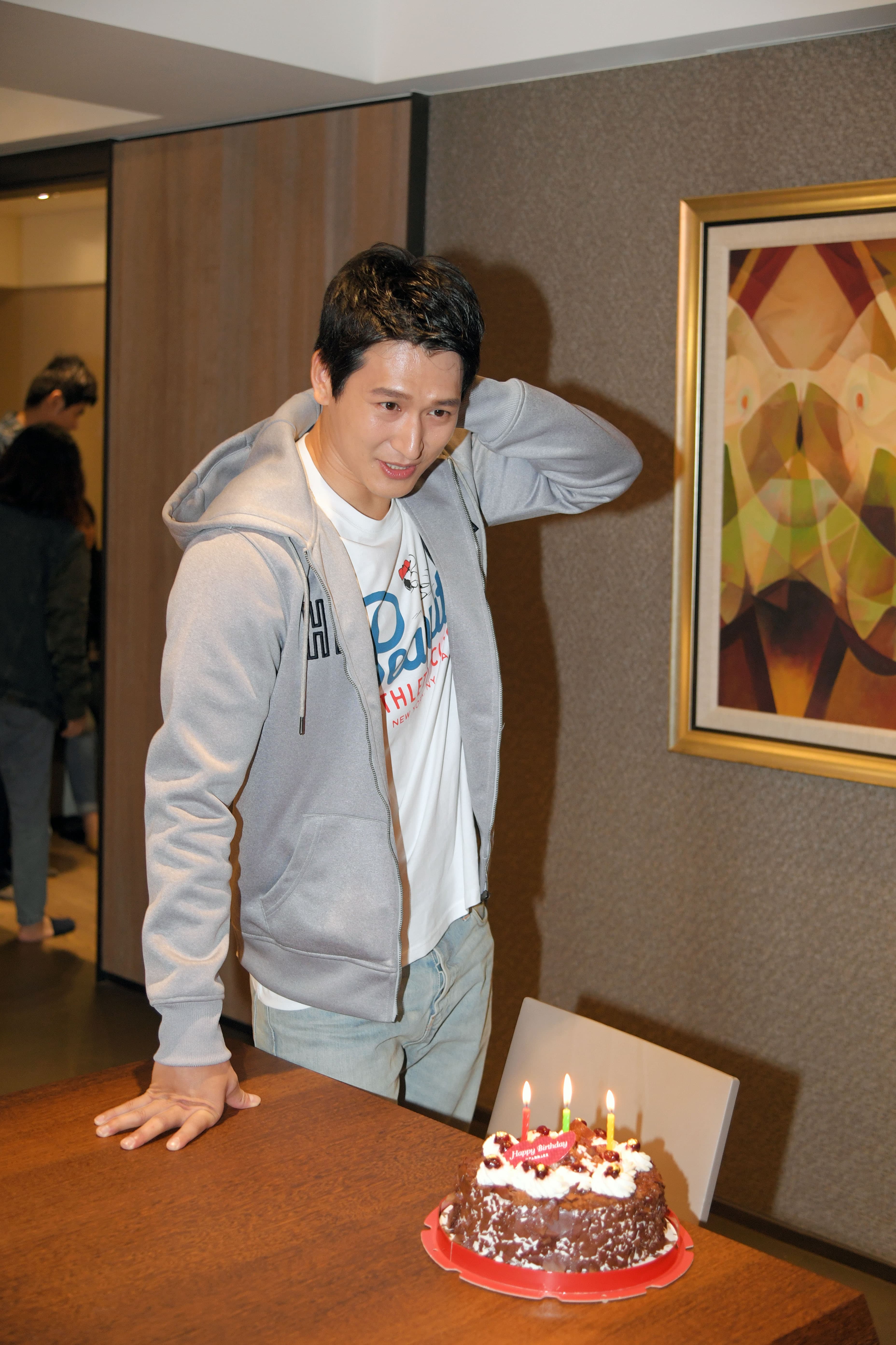 邵翔看到生日蛋糕出現,腦袋一時轉不過來是為他慶生。(三立提供)