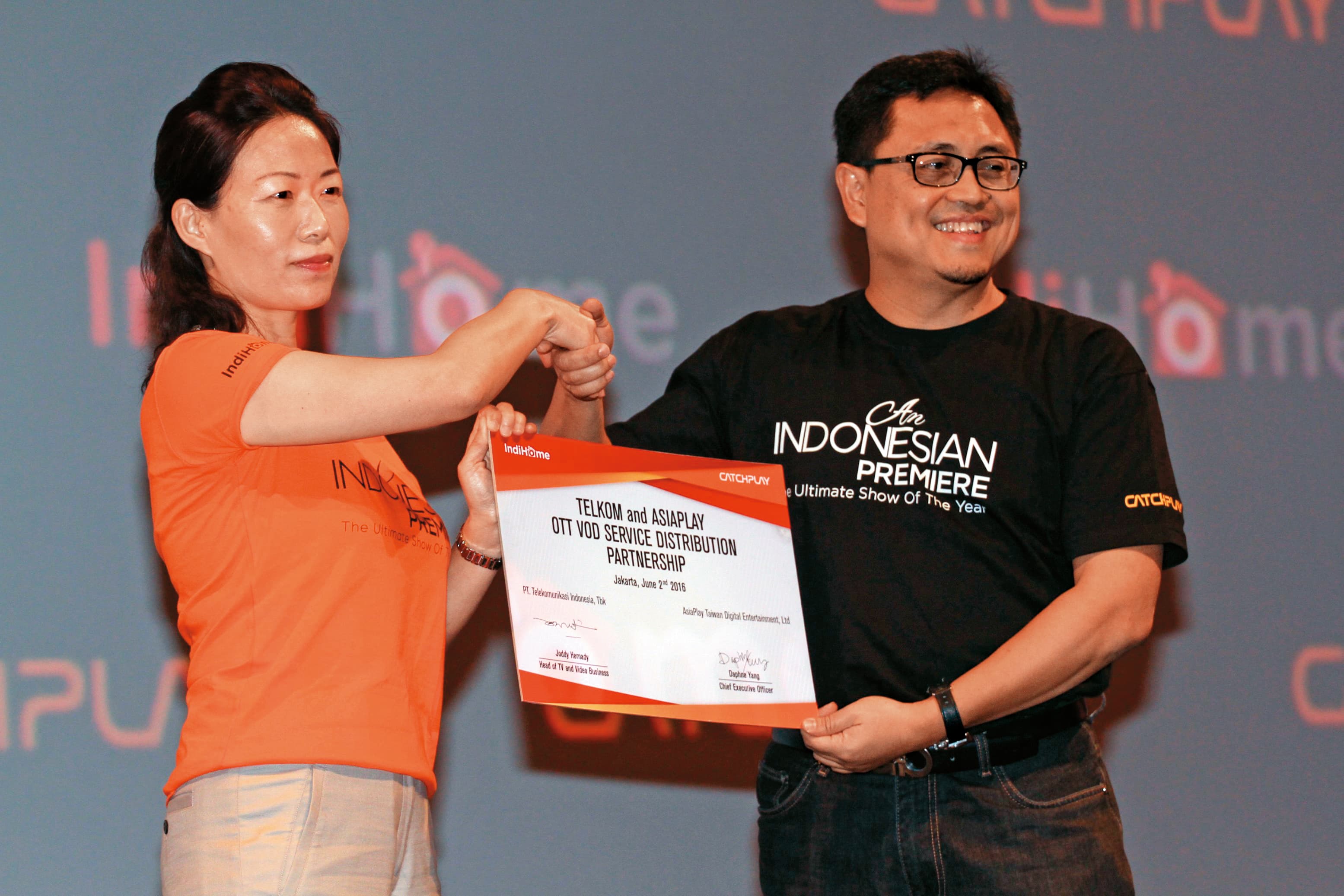 楊麗貞(左)與印尼最大電信集團Telkom家庭影視娛樂策略總監Mr. Joddy Hernady,於印尼記者會共同宣布將CATCHPLAY的服務帶進印尼。(CATCHPLAY提供)