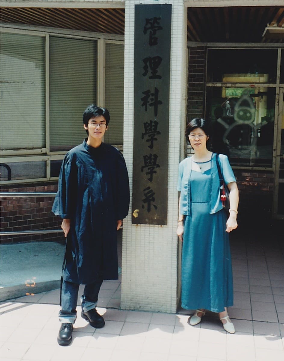 這是李昆昇畢業時,與母親的合照,也是媽媽最快樂的時。(李昆昇 提供)