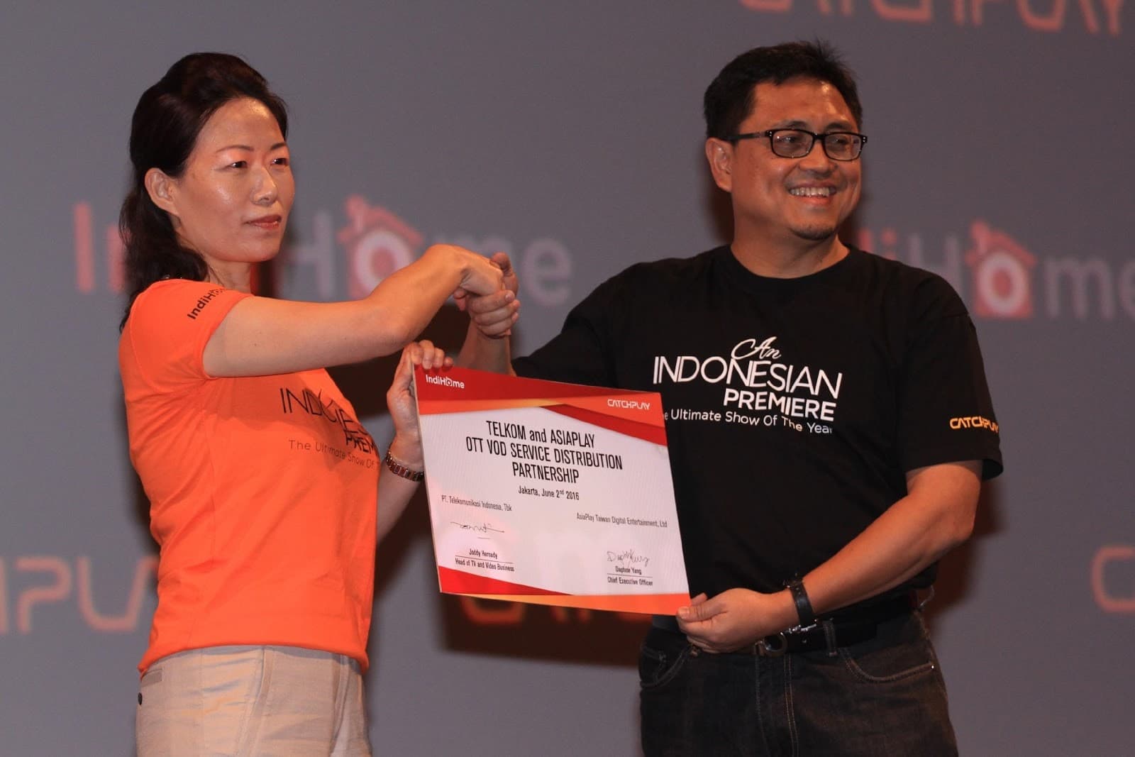 楊麗貞與印尼最大電信集團Telkom家庭影視娛樂策略總監Mr. Joddy Hernady,於印尼記者會共同宣佈CATCHPLAY ON DEMAND合作細節。(CATCHPLAY提供)