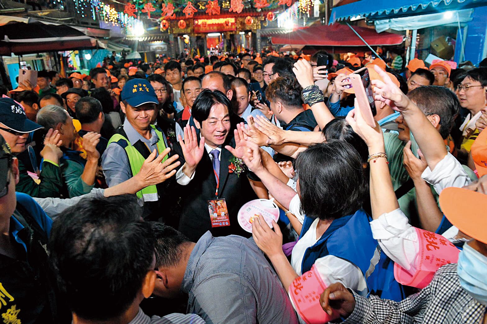 賴清德7日在蔡英文離開後抵達白沙屯拱天宮參拜，民眾也夾道歡迎。（賴清德團隊提供）
