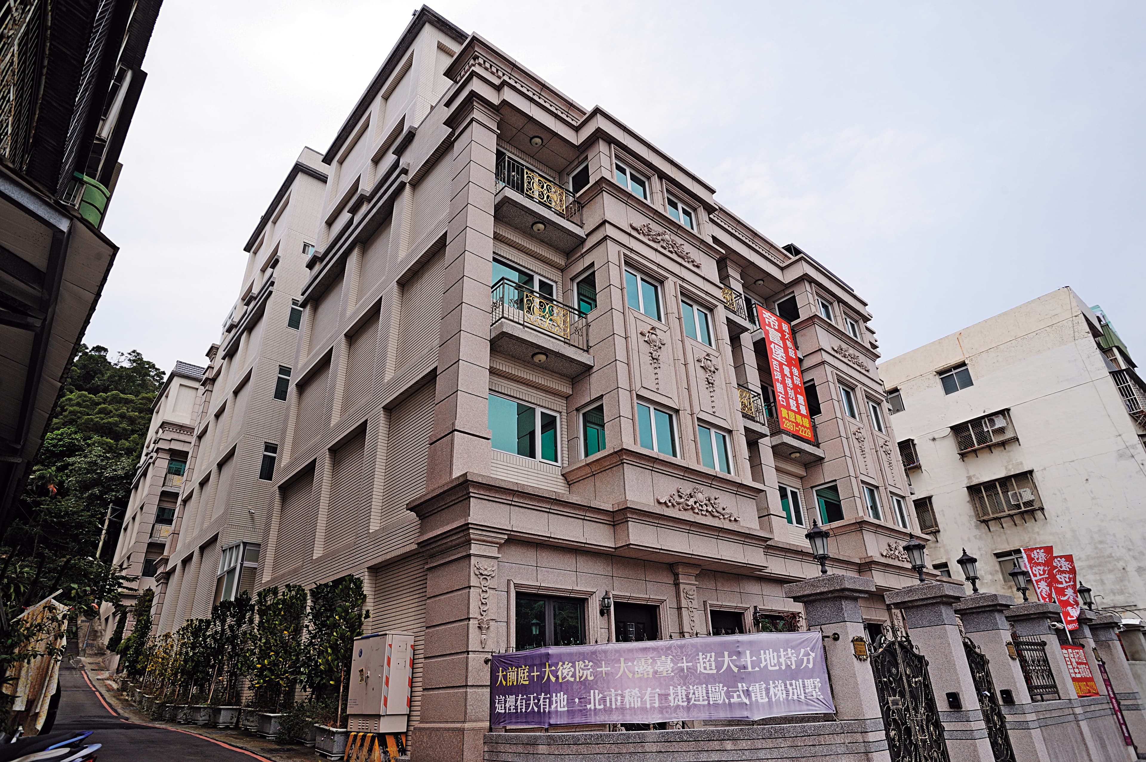警政署高階督察陳文智新購的透天豪宅「帝富堡」，6樓建物堂皇富麗又氣派。