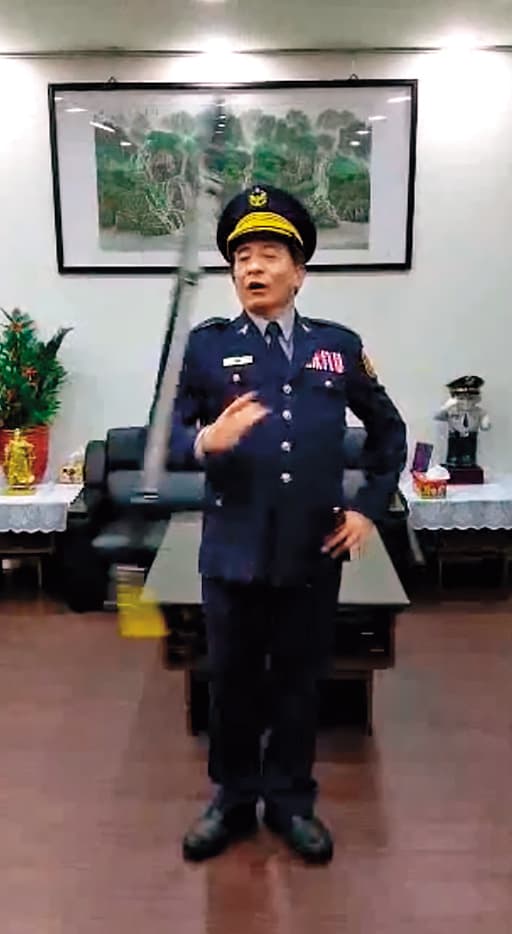 警政署督察陳文智（圖）在萬華分局長任內，操槍拜年作宣導受到好評。（翻攝臉書）