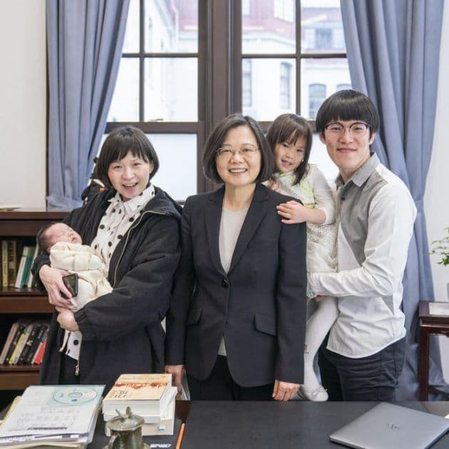 Mom&Dad選在婦幼節推出新歌〈遊樂場〉,總統蔡英文不僅公開獻唱,只拍20分鐘零NG就拍完。(總統府提供)