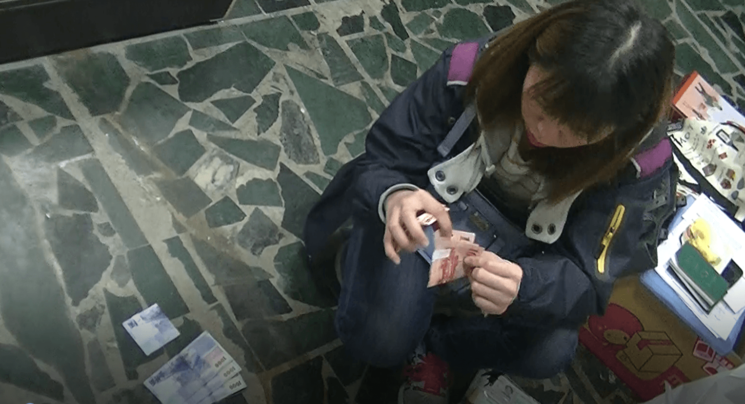 警方在地下匯兌據點查獲大量現金。(刑事局提供)