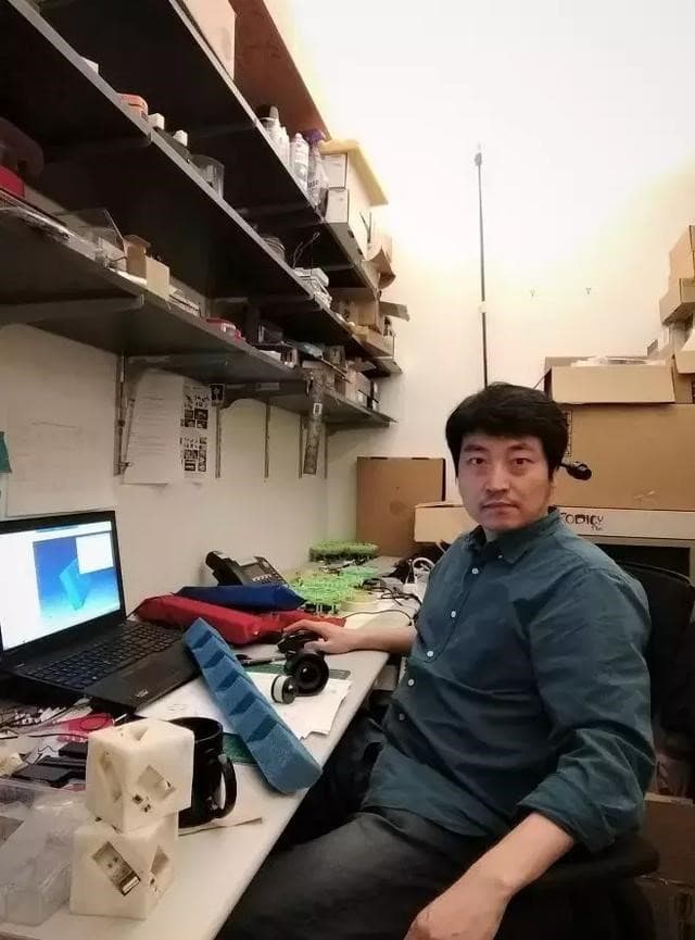 圖丨李曙光在MIT辦公室內（來源：李曙光）