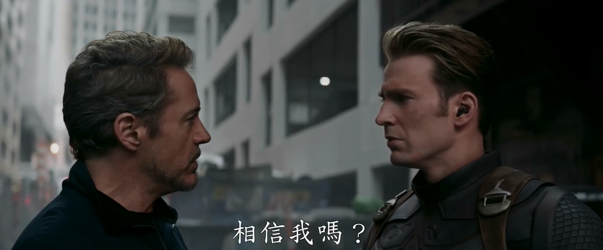 為了防雷,《復仇者聯盟:終局之戰》導演證實預告裡「鋼鐵人」與「美國隊長」握手言歸於好的畫面「是假的」。(翻攝自預告)