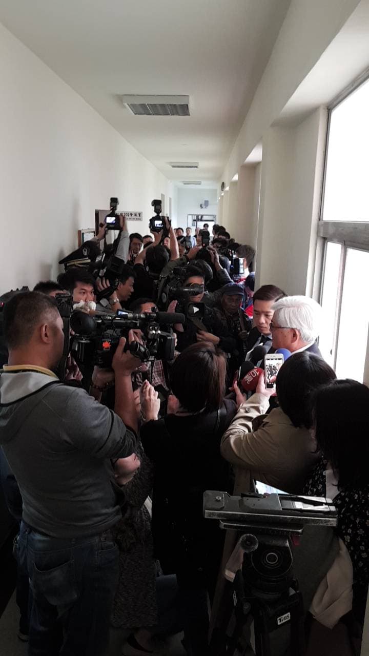 李進勇被阻擋在委員會會議室外,無法進入。