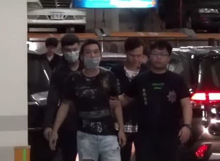 警方逮捕動手的鄭姓男子等人。(翻攝畫面)