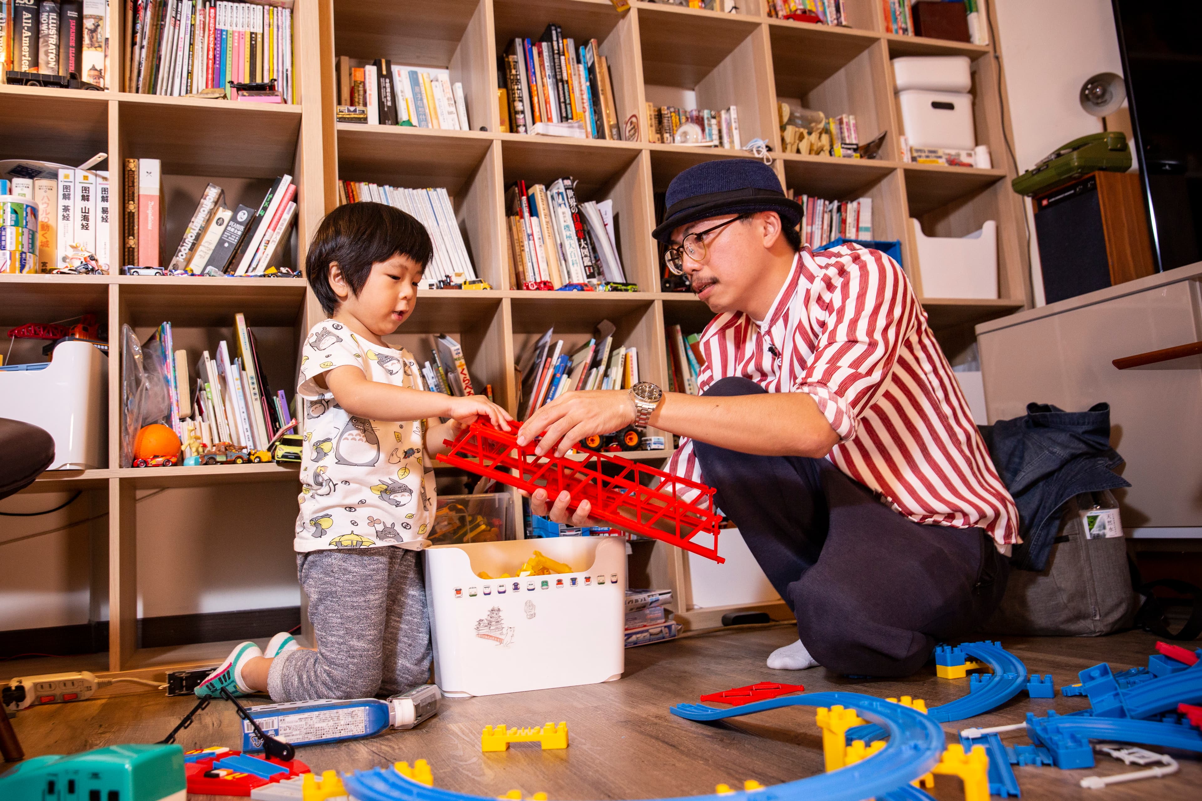 藍聖傑週末陪孩子不工作，客廳就是孩子的遊樂場。