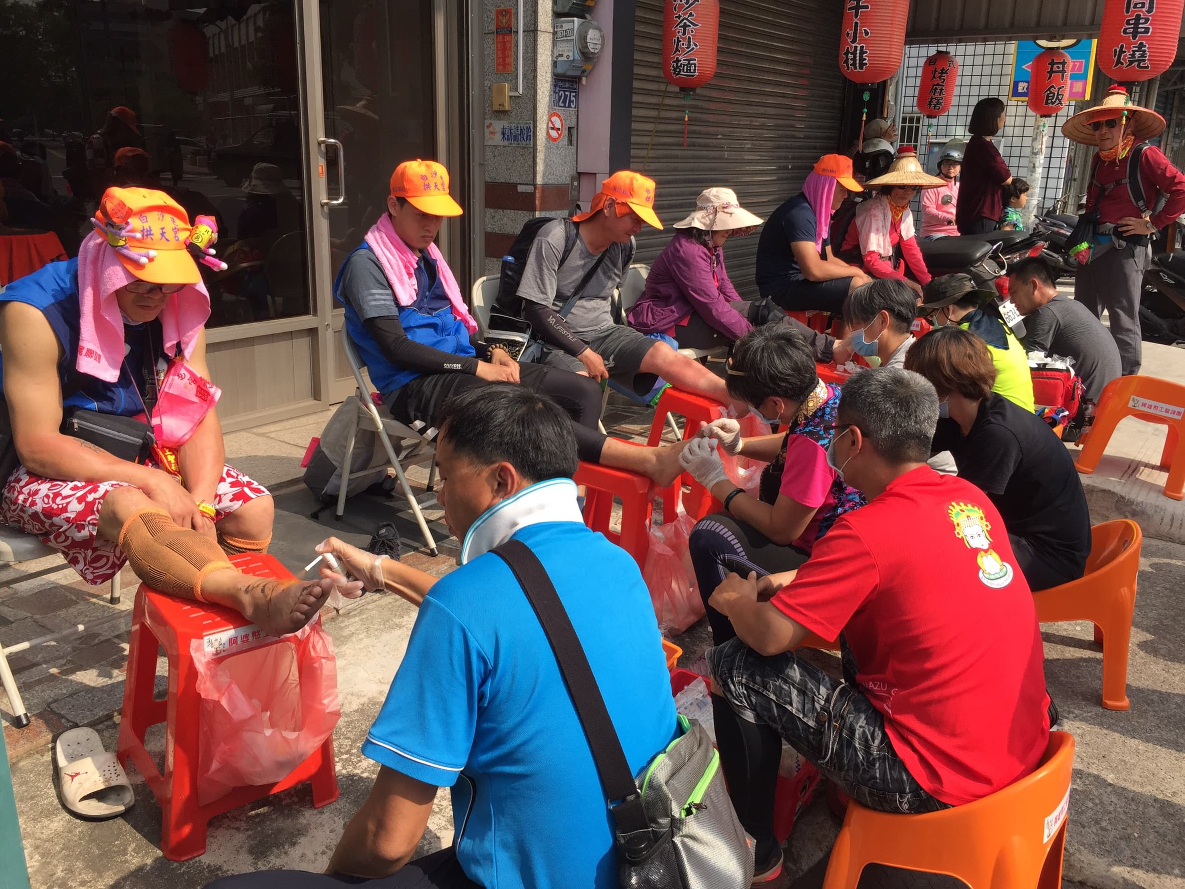 路旁不時有志工團隊,服務香客噴灑肌樂和水泡換藥。
